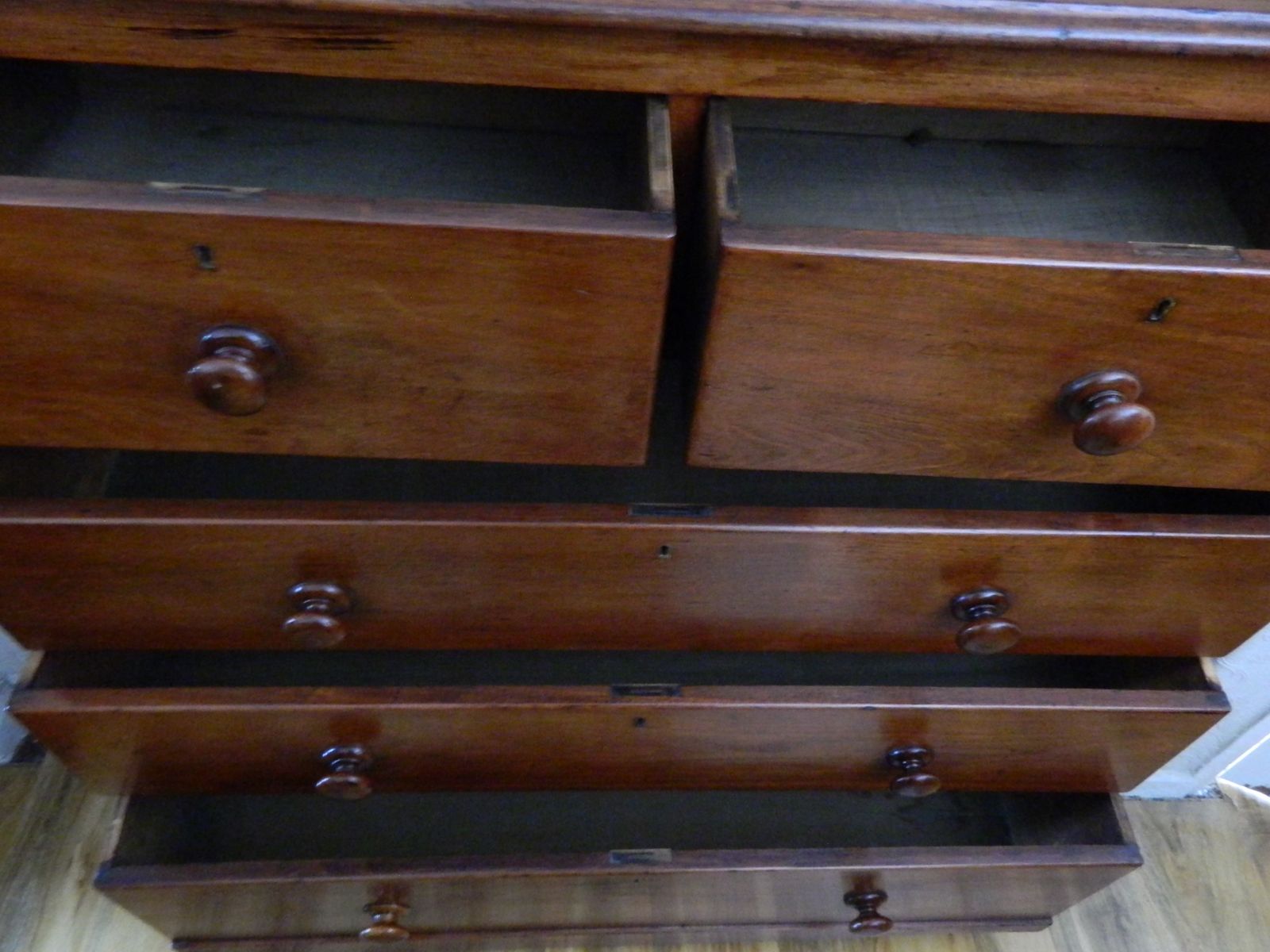 photo furniture Victorian Mahogany Chest Of Drawers