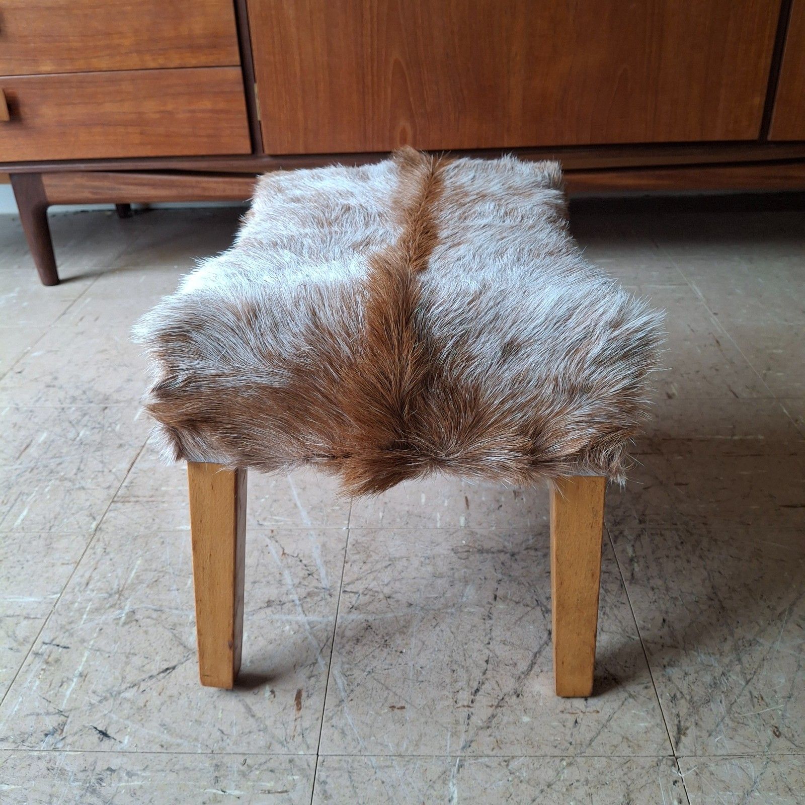 photo vintage Fab Vintage Mid Century Retro Beech Footstool Pouffe Tan White Spotty Goatskin