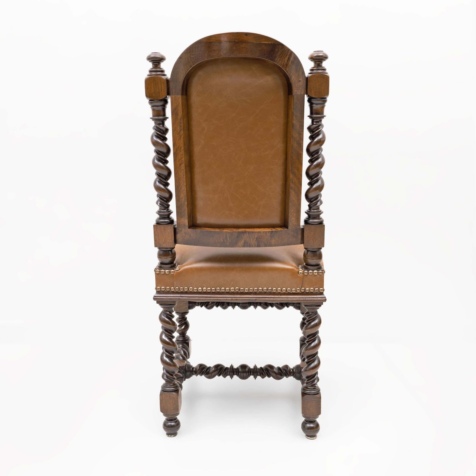 photo furniture Zes Italiaanse neo-renaissance eetkamerstoelen in walnoot en echt leer.