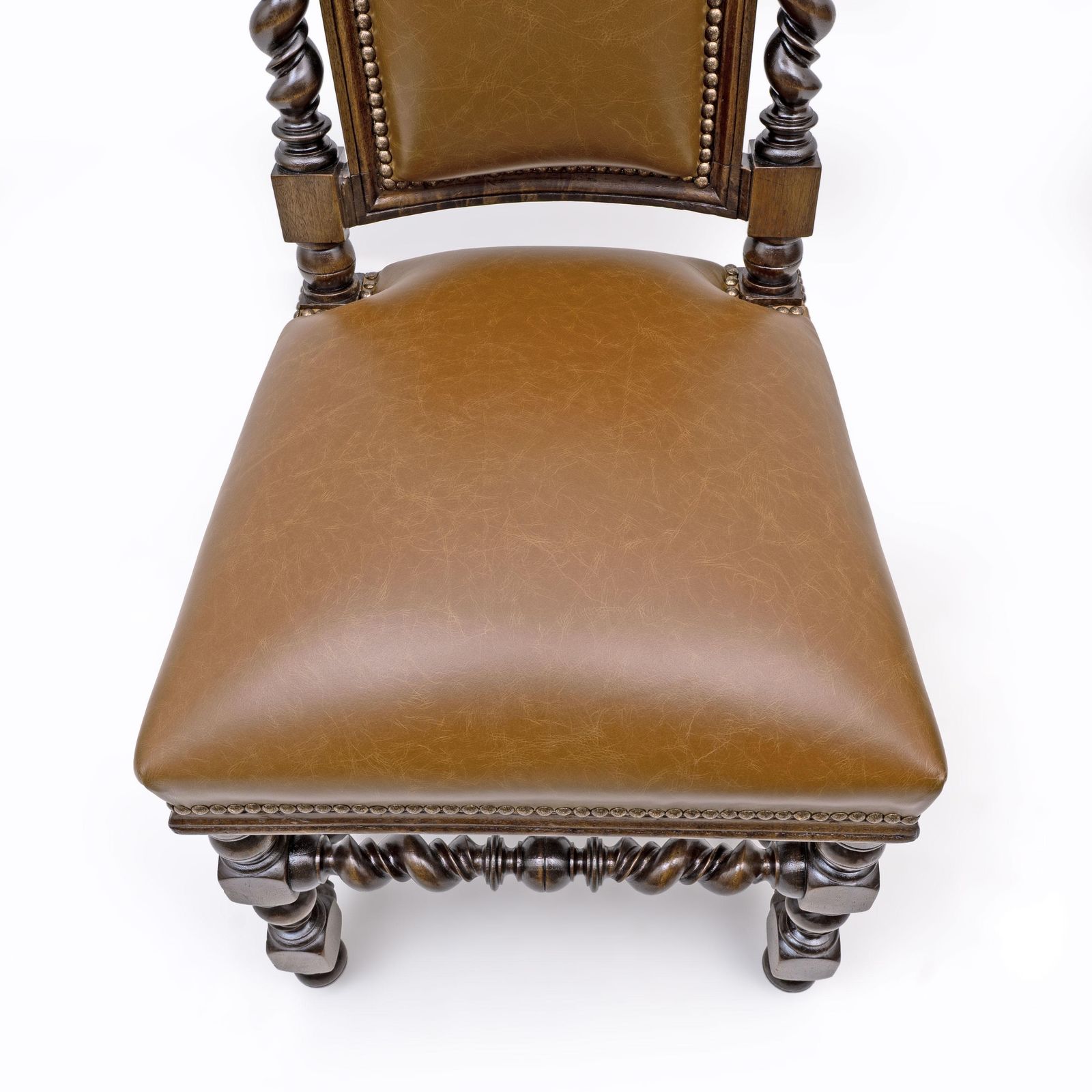Meubels Zes Italiaanse neo-renaissance eetkamerstoelen in walnoot en echt leer. photo