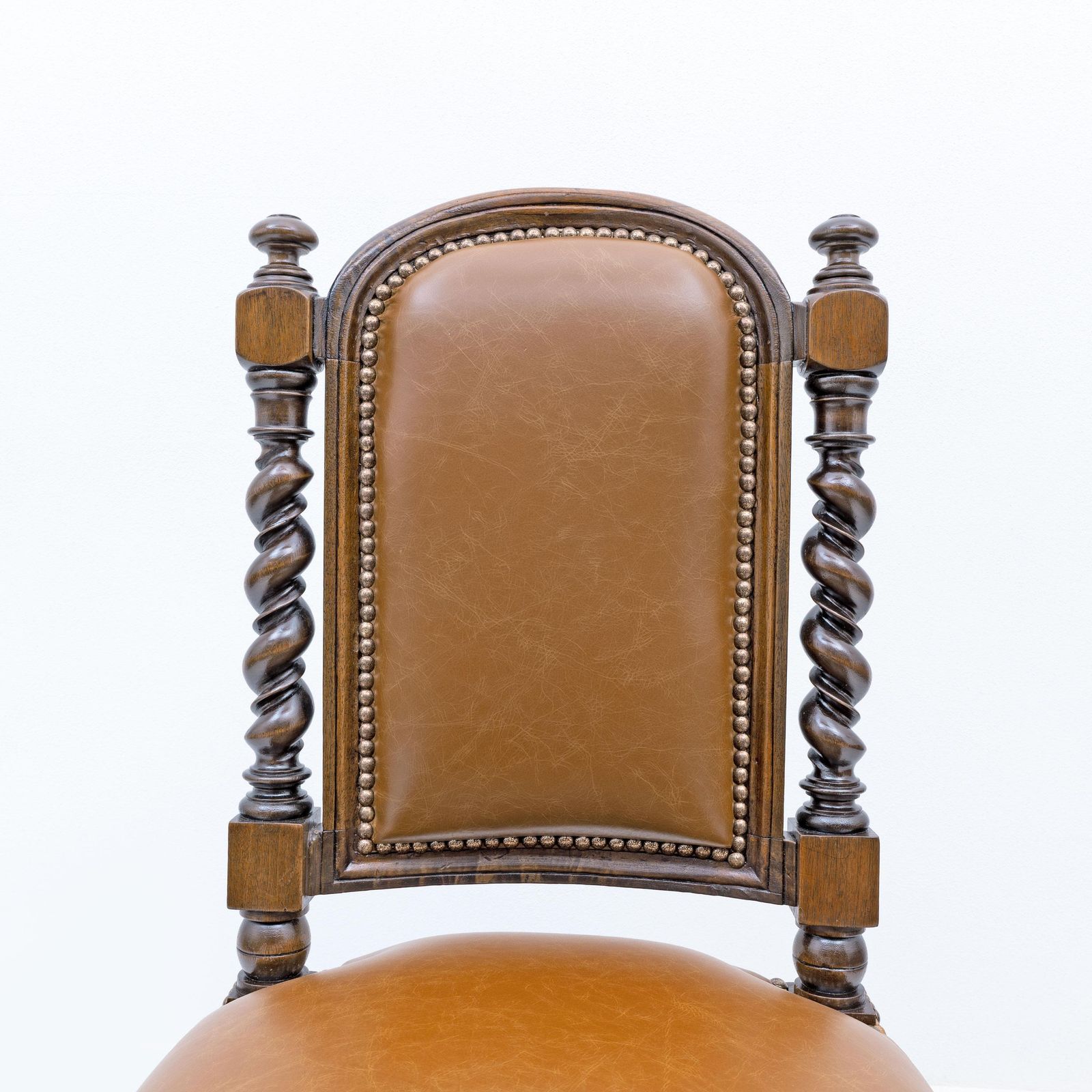 10442.0 Zes Italiaanse neo-renaissance eetkamerstoelen in walnoot en echt leer. photo