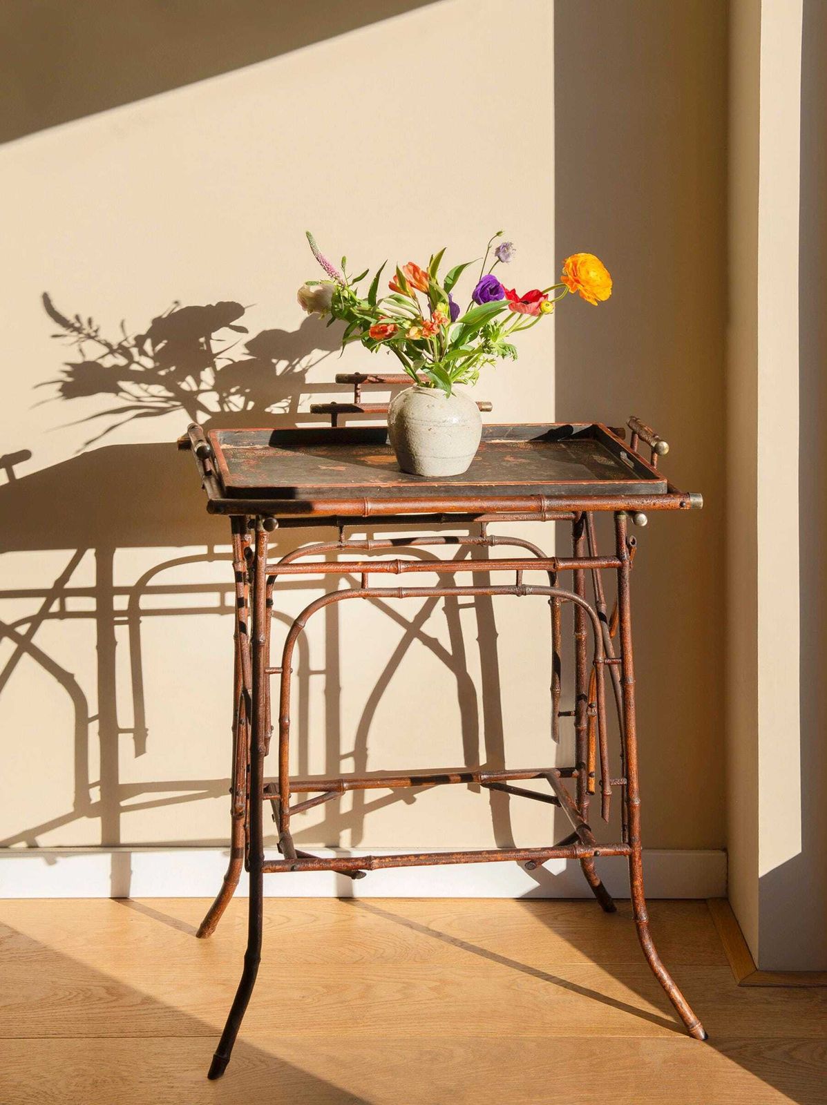Table d'appoint japonaise d'époque en bambou   Plateau de service laqué noir   Table à thé victorienne   Porte-plante, XIXe siècle photo furniture
