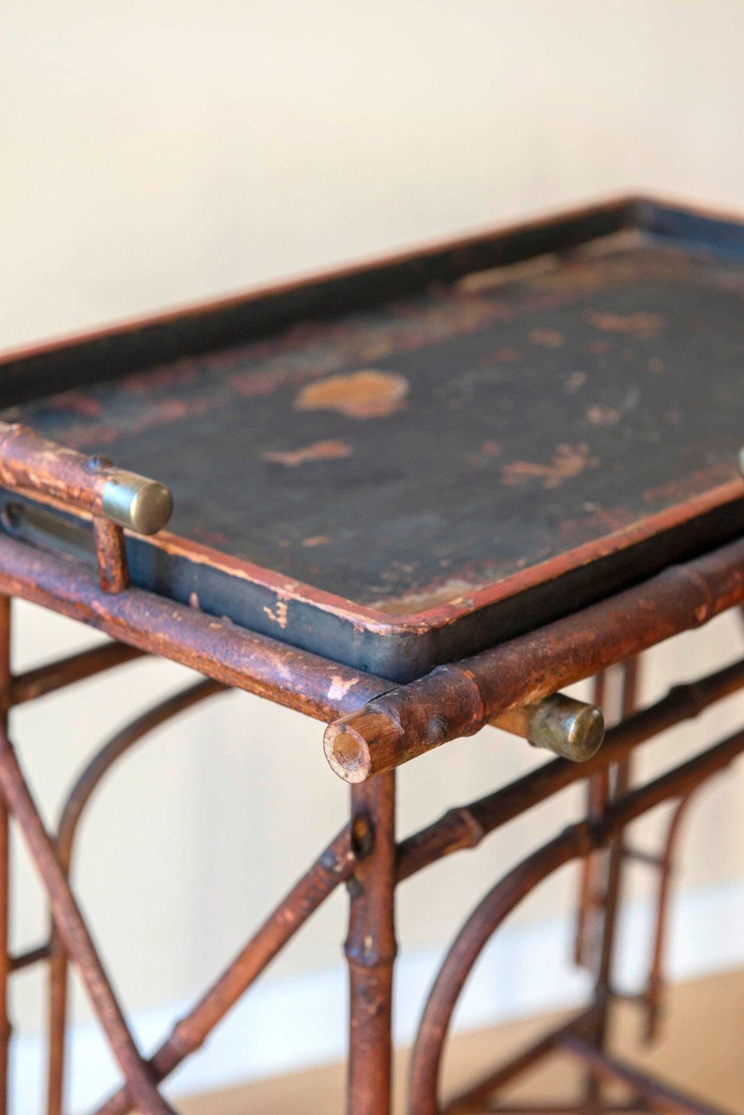photo buy Table d'appoint japonaise d'époque en bambou   Plateau de service laqué noir   Table à thé victorienne   Porte-plante, XIXe siècle
