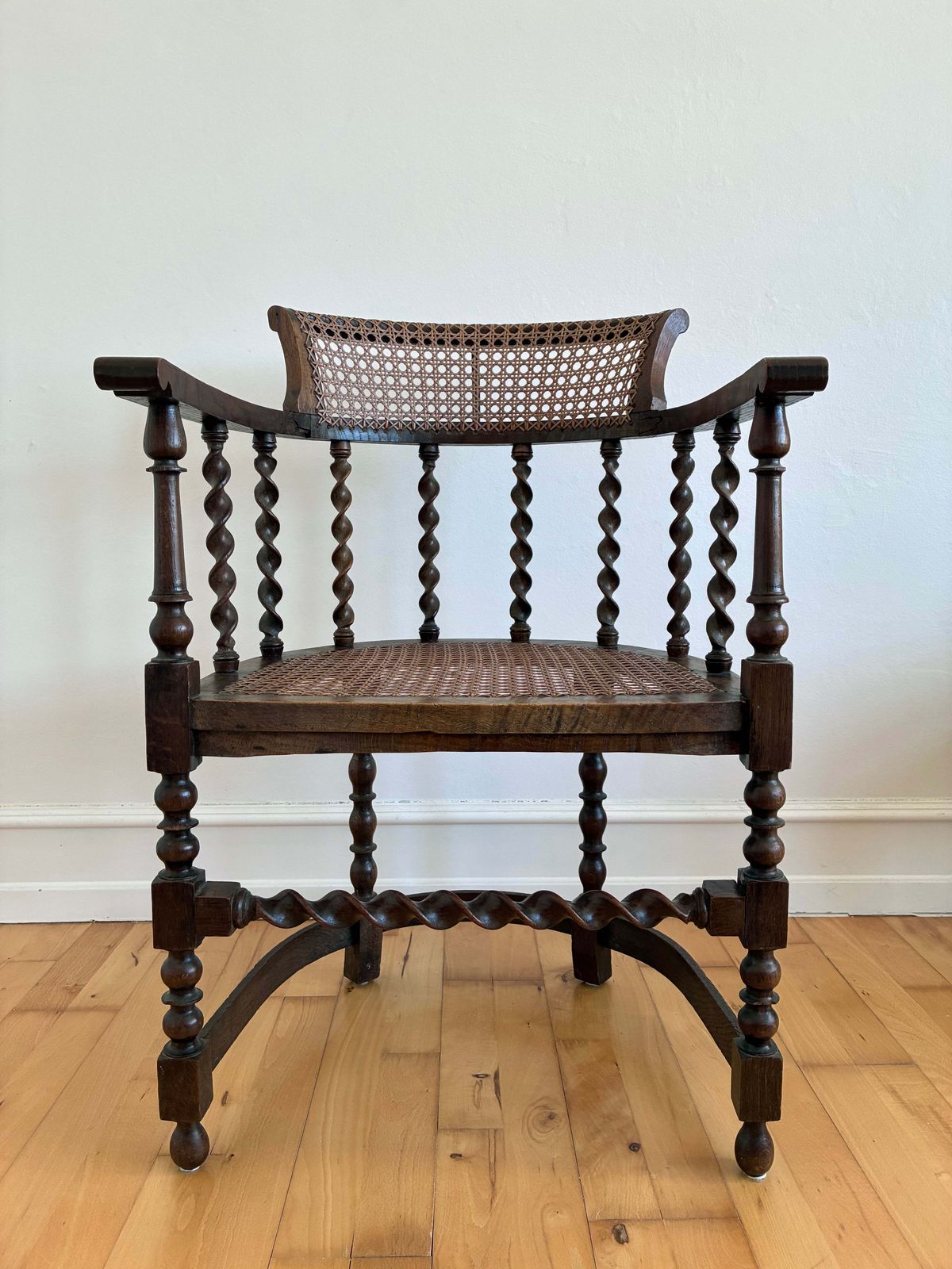 Edwardiaanse fauteuil met gerstkorreldraaing en riet, Engels, begin 20e eeuw
