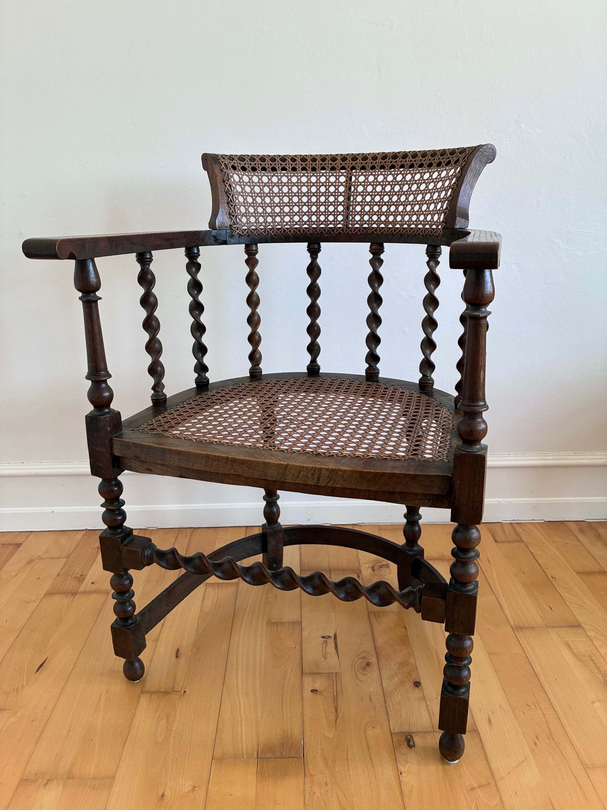 Edwardiaanse fauteuil met gerstkorreldraaing en riet, Engels, begin 20e eeuw photo furniture