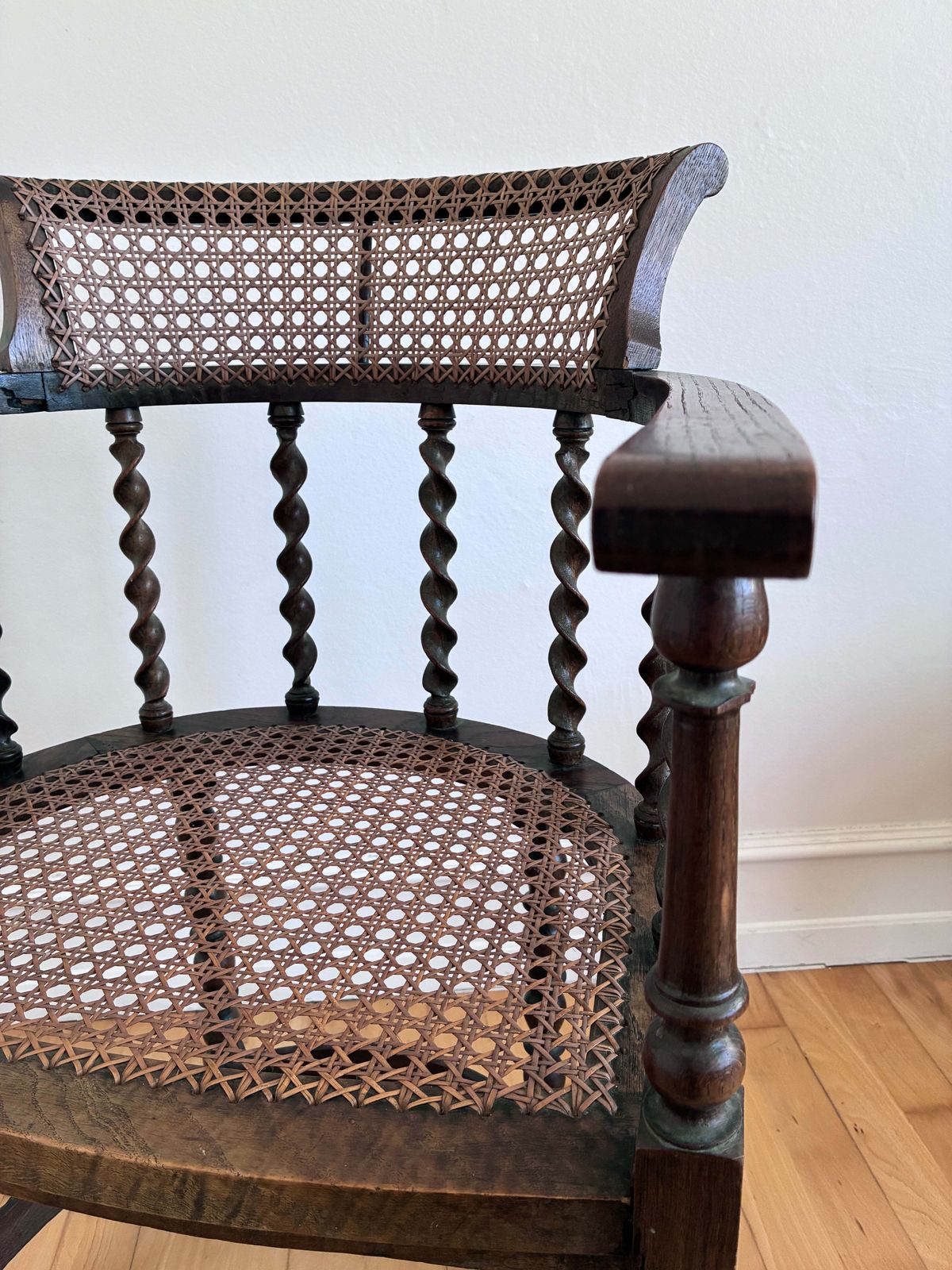 Edwardiaanse fauteuil met gerstkorreldraaing en riet, Engels, begin 20e eeuw photo for sale