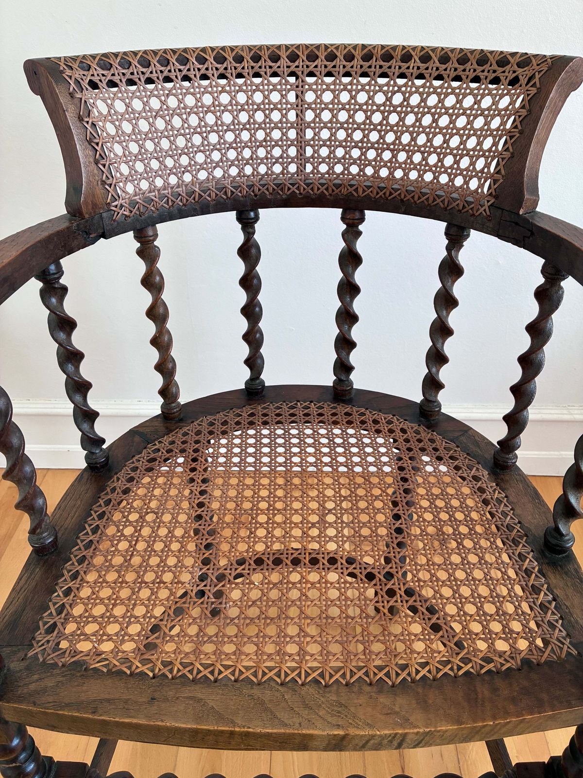 Edwardiaanse Fauteuil Met Gerstkorreldraaing En Riet, Engels, Begin 20e Eeuw photo vintage