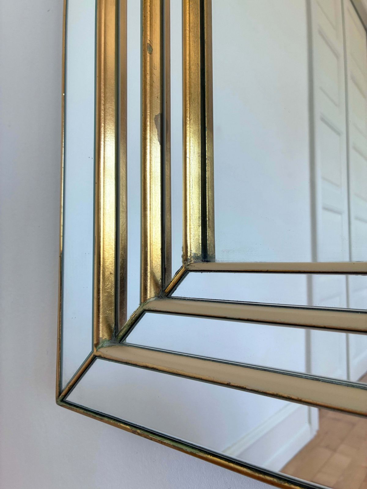 Grote vintage Deknudt spiegel met boogvorm en geslepen panelen – goud, België, jaren 1980 photo Woonaccessoires