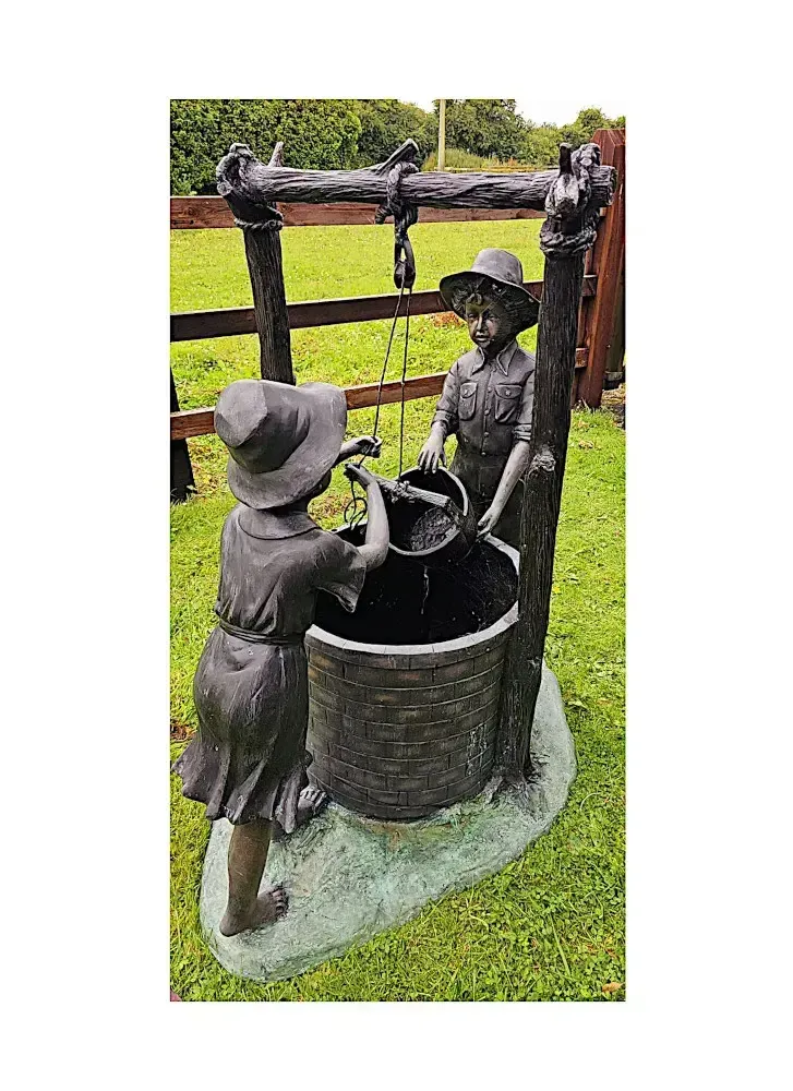 Zeer fraai bronzen figuratief tuinbeeldhouwwerk uit de 20e eeuw met kinderen bij een waterput photo furniture
