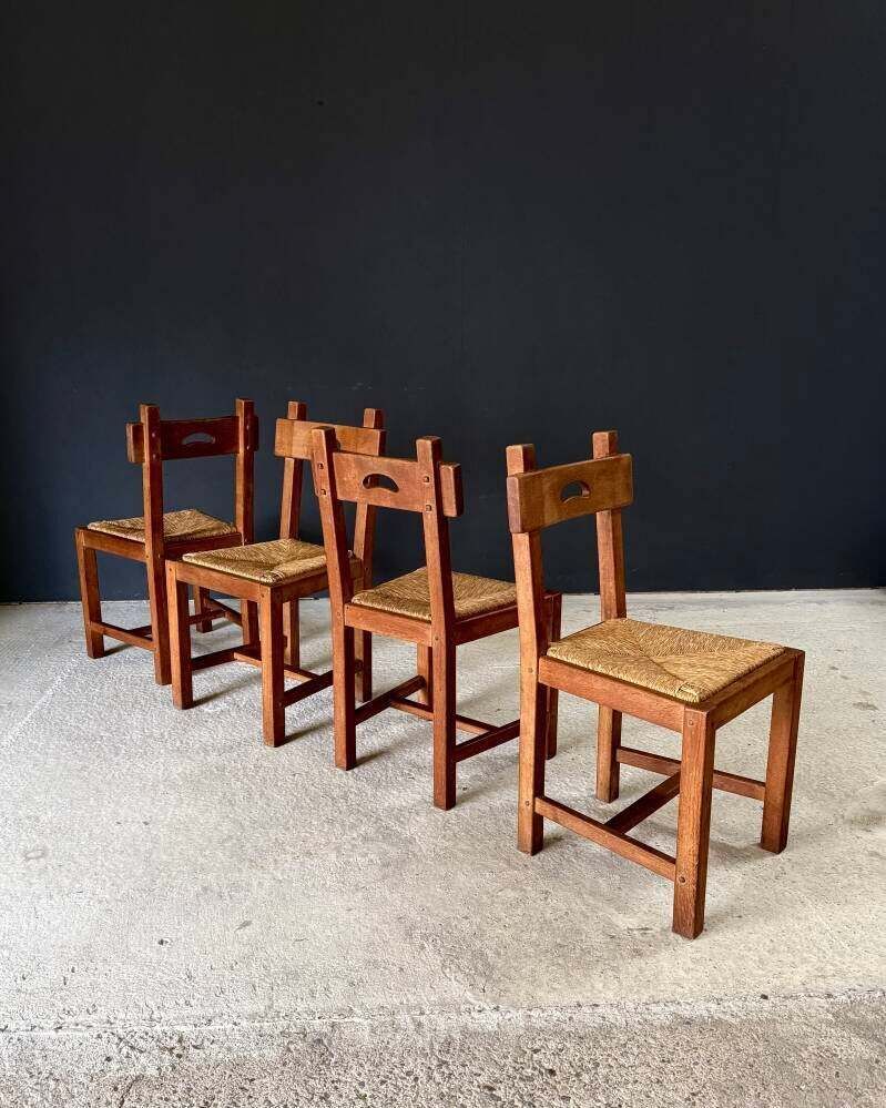 photo furniture Brutalistisch rustiek design – set eiken eetkamerstoelen met rieten zitting, België, ca. jaren 1960