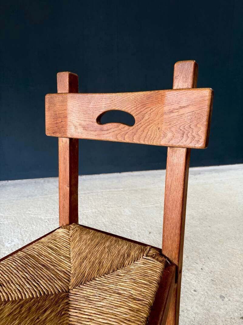 photo vintage Brutalistisch rustiek design – set eiken eetkamerstoelen met rieten zitting, België, ca. jaren 1960