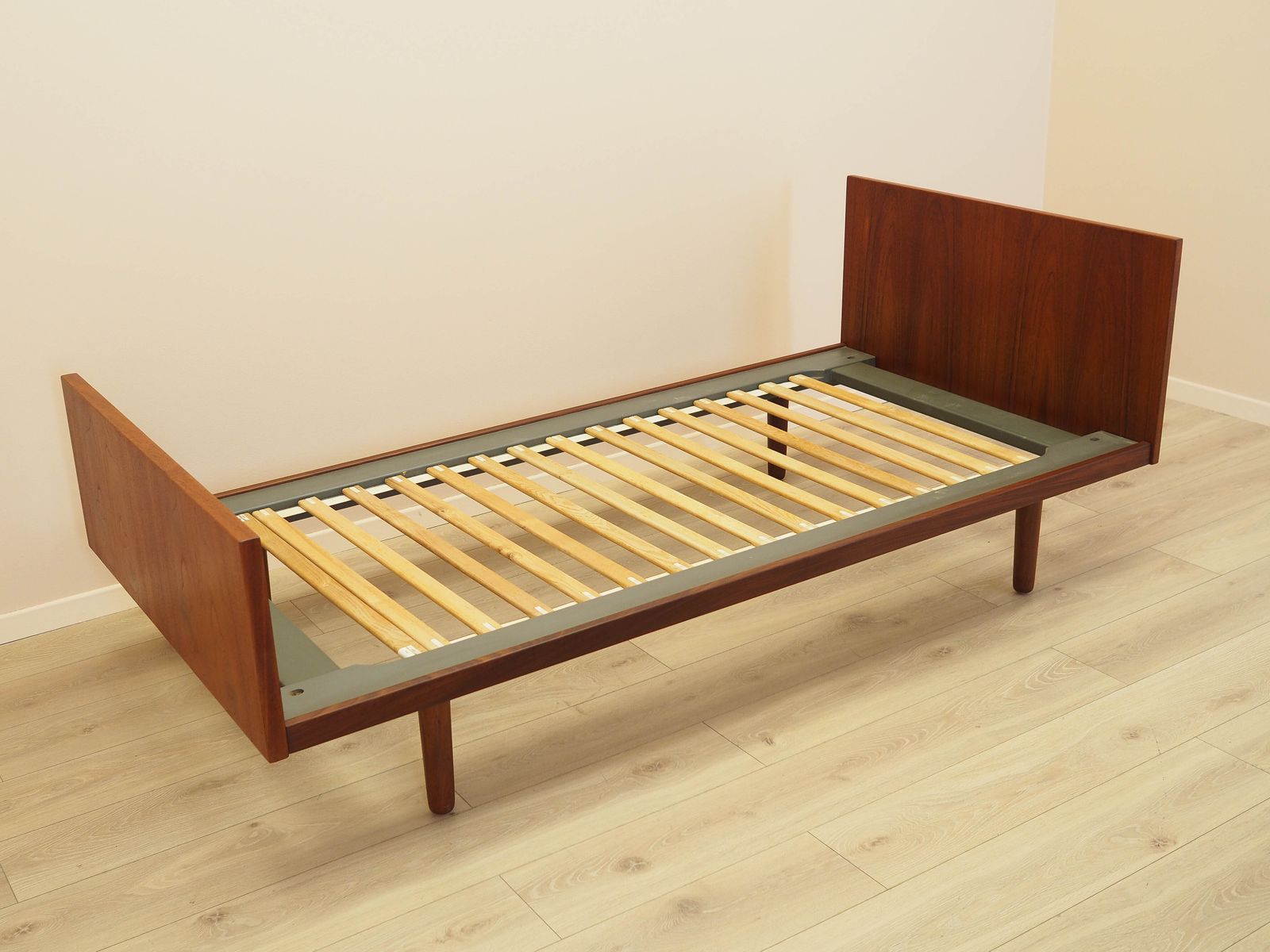 Teakhouten bed, Deens design, ca. jaren 1960 – Ontwerper: Hans J. Wegner, fabrikant: Getama photo Meubels