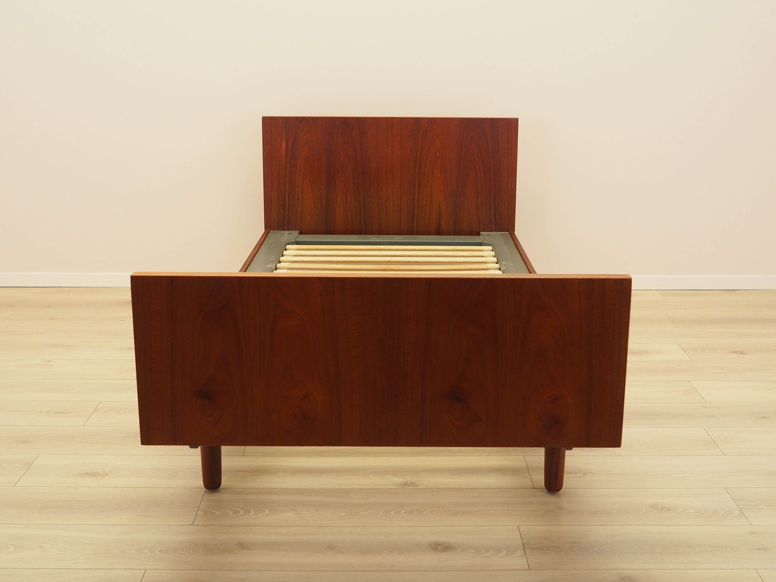 Teakhouten bed, Deens design, ca. jaren 1960 – Ontwerper: Hans J. Wegner, fabrikant: Getama photo vinterior