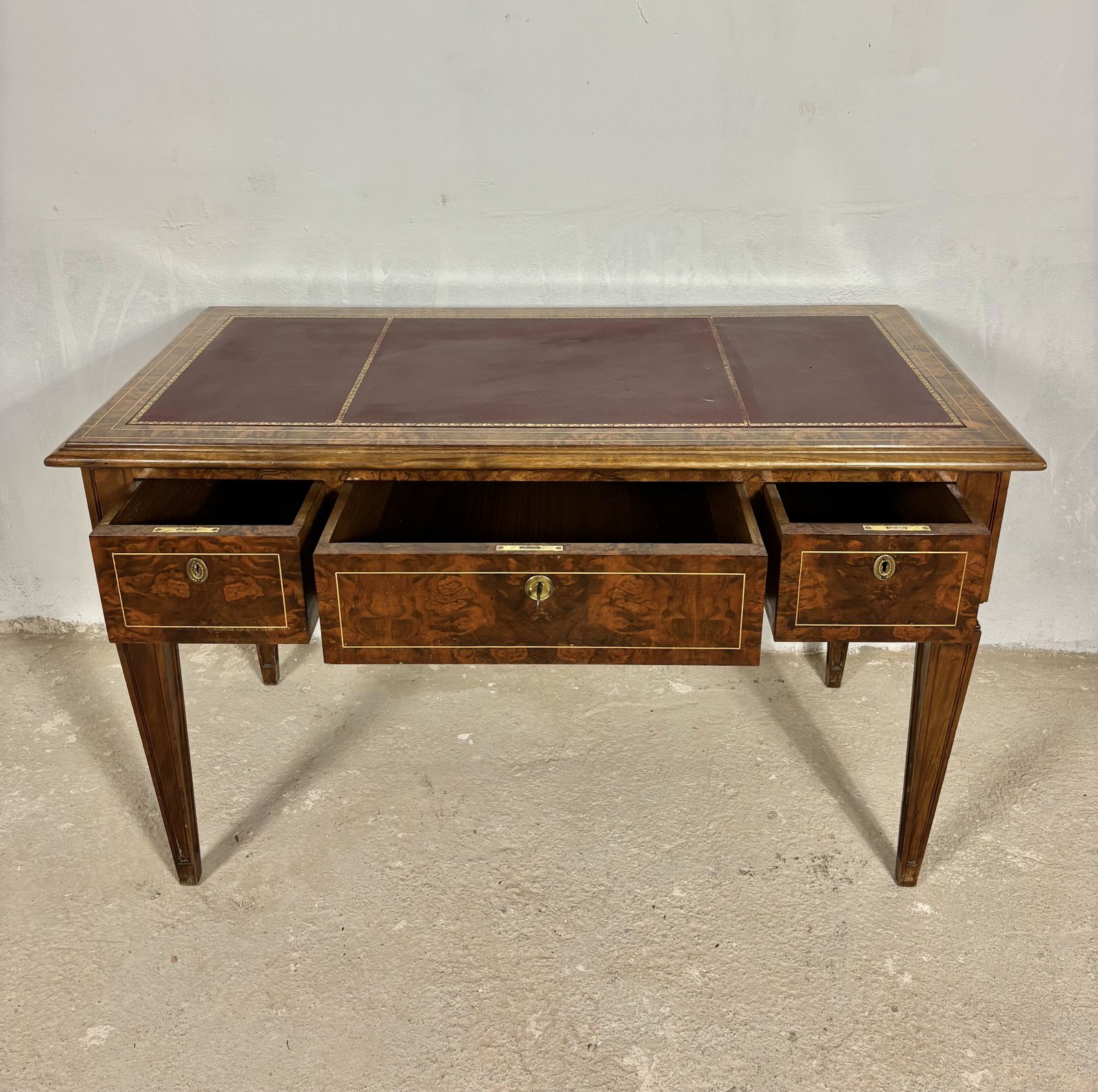 Franse schrijftafel in Louis XVI-stijl, walnoot met lederen blad, begin 20e eeuw photo buy