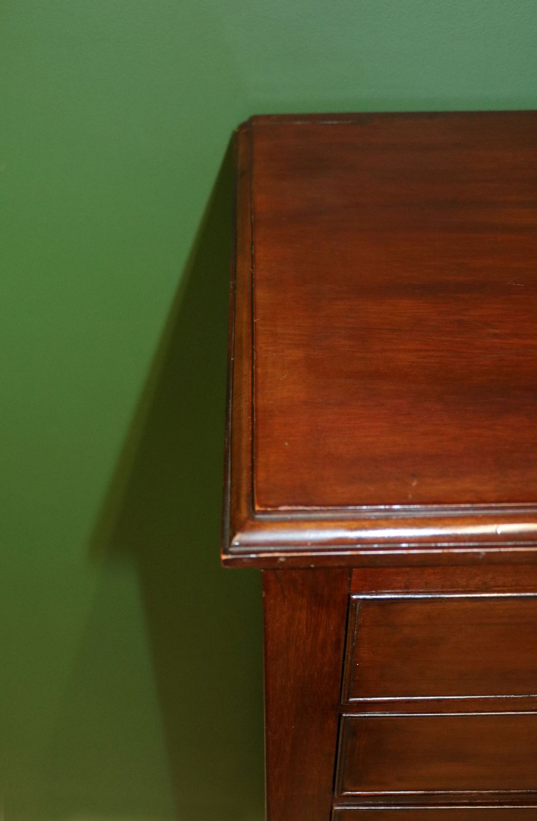 photo vintage An Early 20th Century Mahogany Music Cabinet.