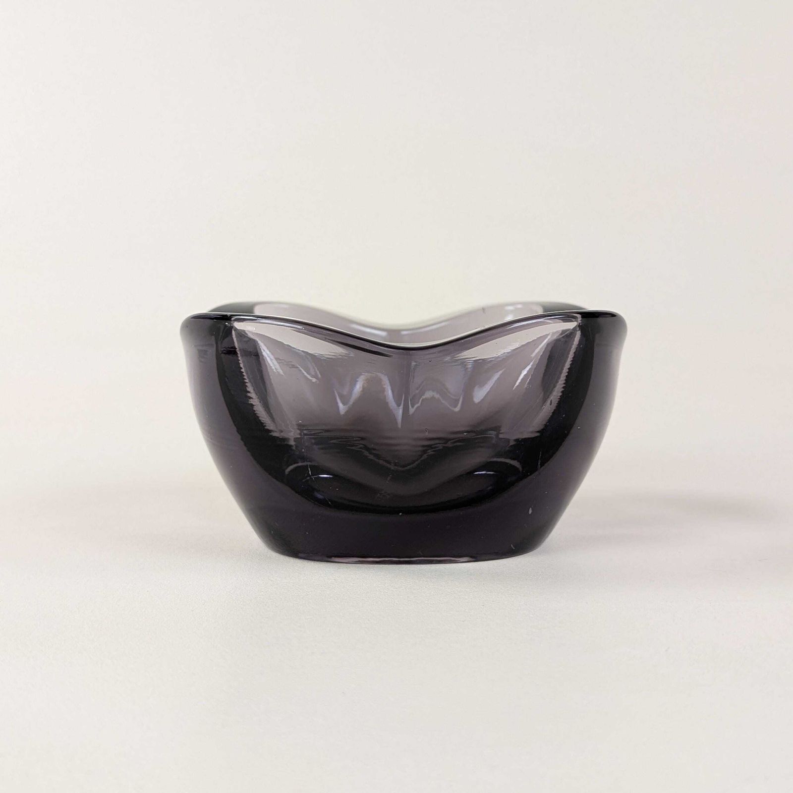 Sklo Union Amethyst Catchall Dish, Rudolf Jurnikl Heavy Glass Desk Tidy, Purple Trinket Bowl, Mid Century Modern 1960s Office Decor Ashtray photo vinterior