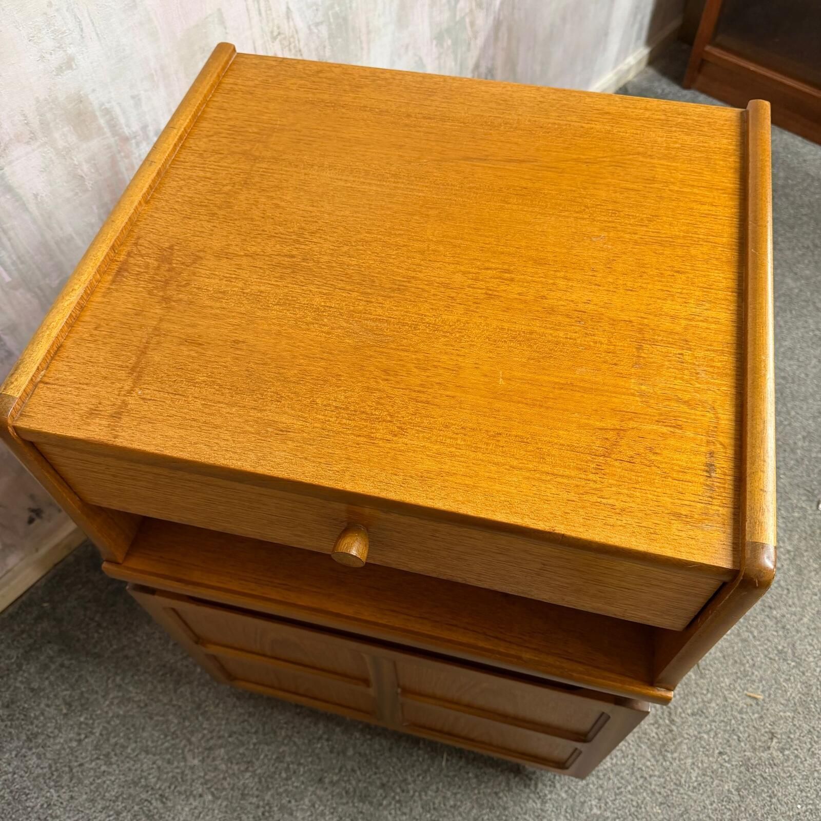 photo vinterior Vintage Mid Century Nathan Squares Cabinet Nightstand Drawer Single Cupboard