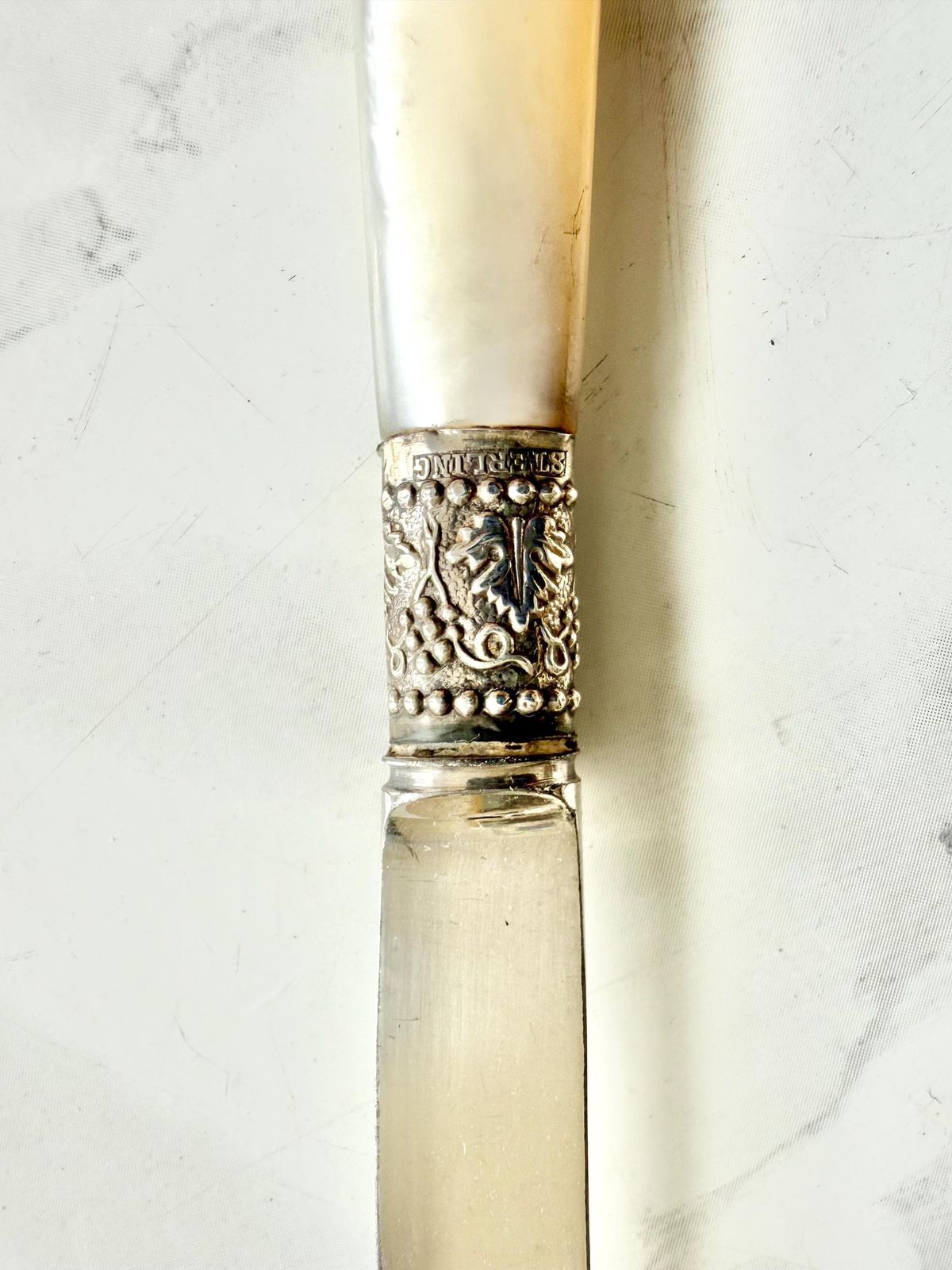 Edwardian Antique Sterling Silver And Monogrammed Mother Of Pearl Butter Cheese Afternoon Tea Knives Set Original Leather Case Precious photo Home Decor