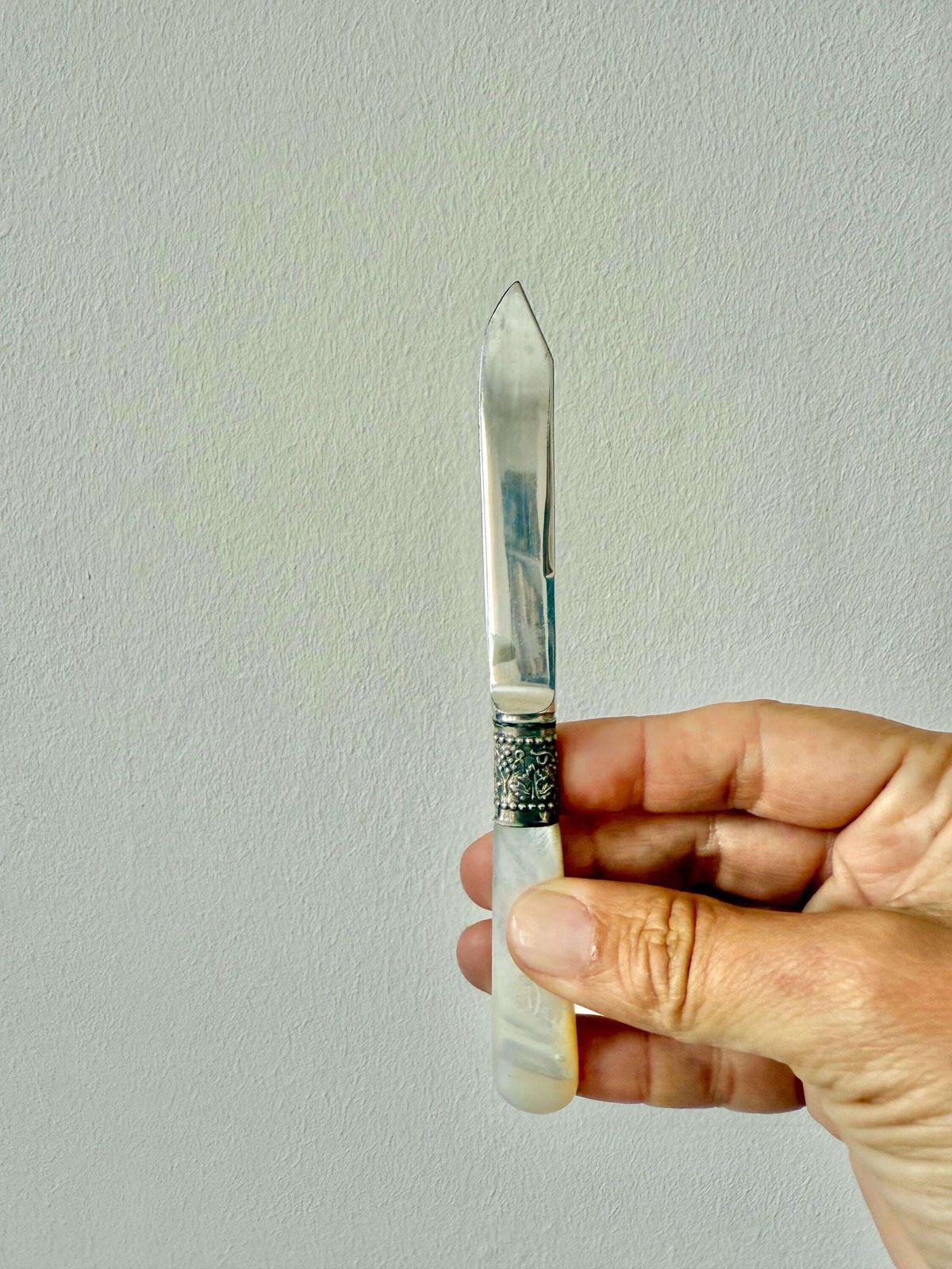 Edwardian Antique Sterling Silver And Monogrammed Mother Of Pearl Butter Cheese Afternoon Tea Knives Set Original Leather Case Precious photo vintage