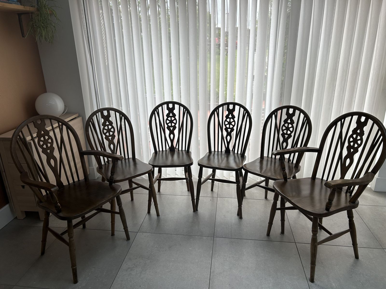 Mid Century Set Of 6 Windsor Wheelback Dining Chairs With Carvers (Dated 1976)