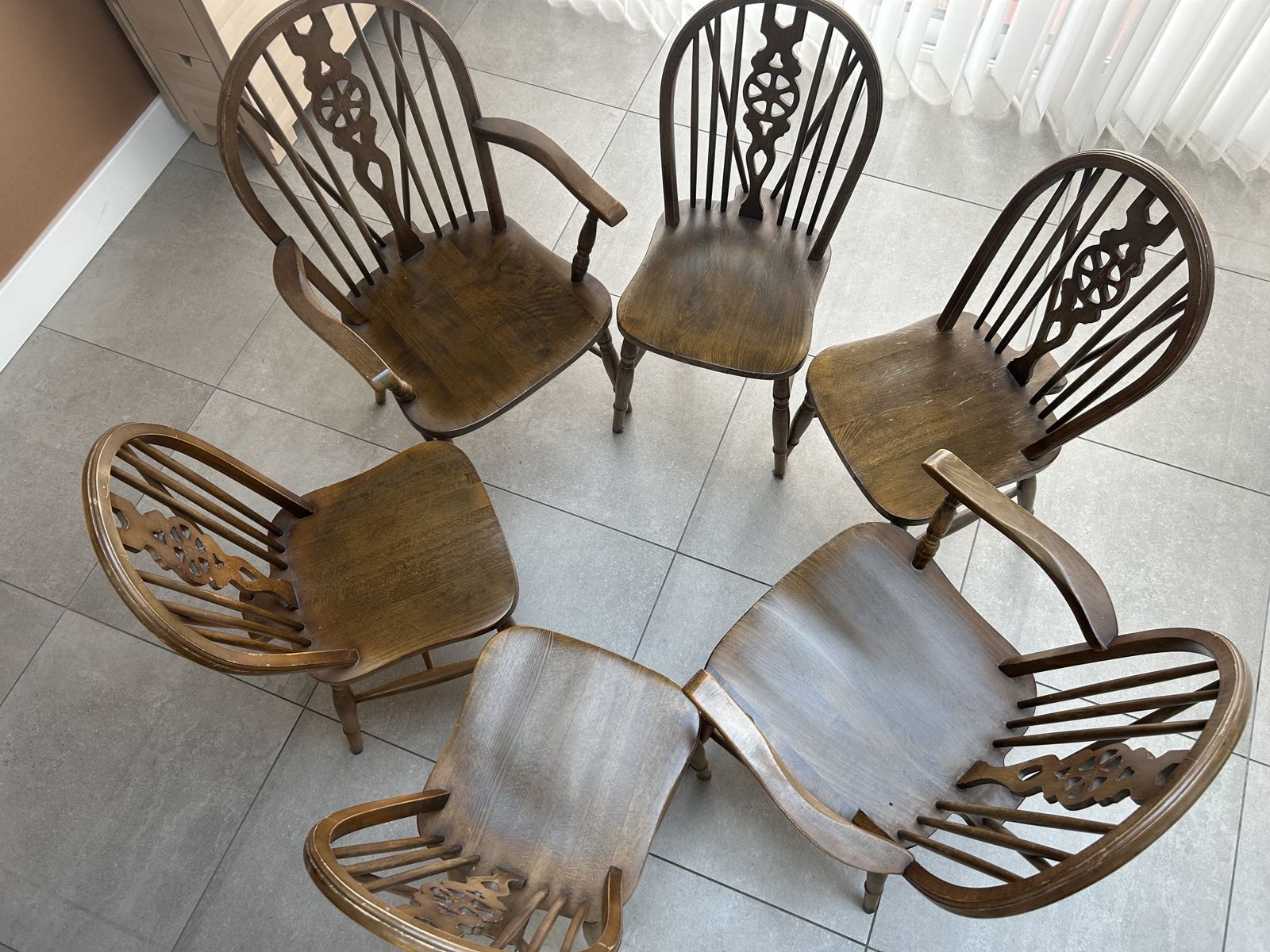 photo vinterior Mid Century Set Of 6 Windsor Wheelback Dining Chairs With Carvers (Dated 1976)