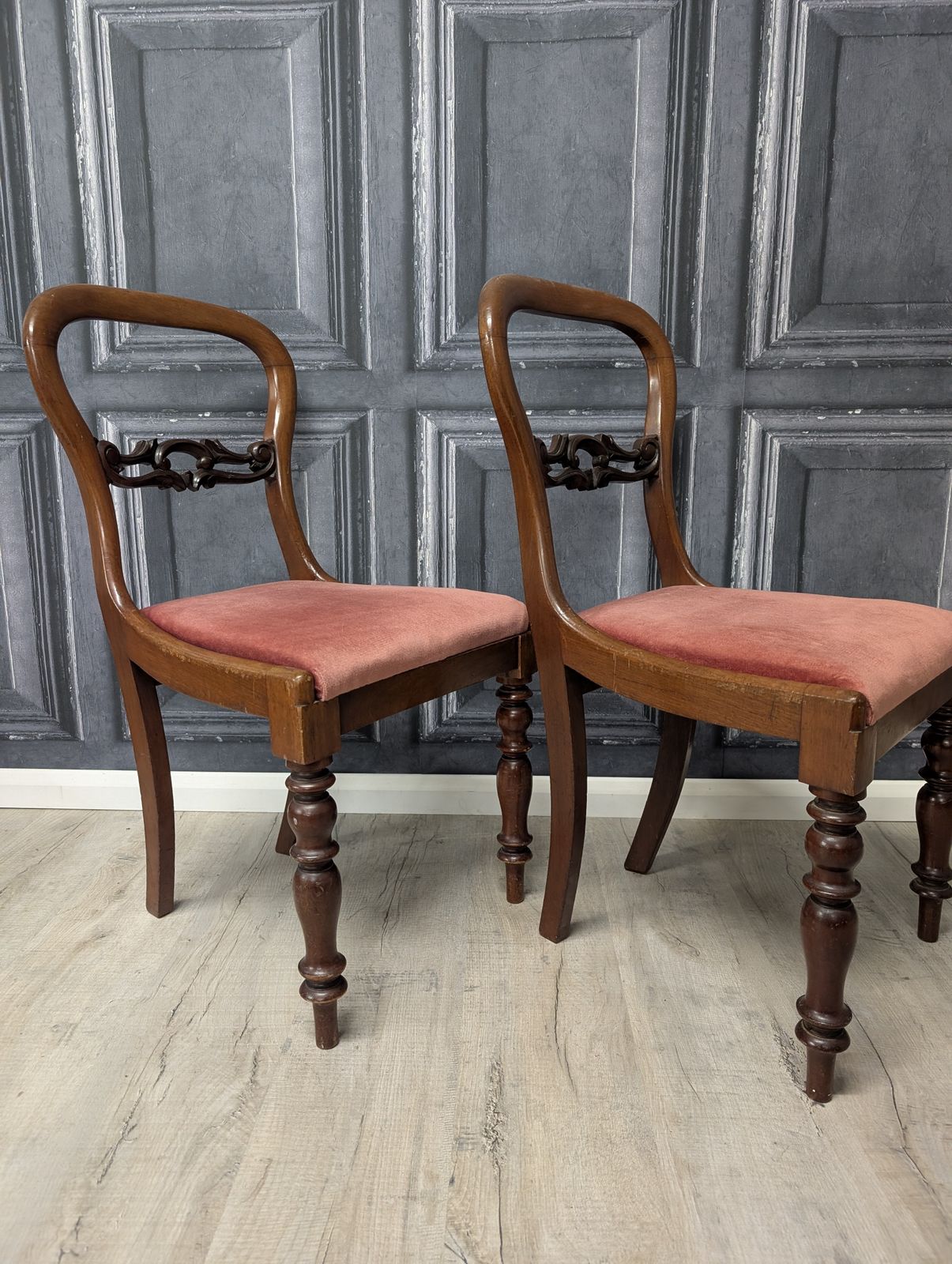 photo furniture Pair Of Victorian Balloon Back Mahogany Dining Chairs With Carved Splat & Pink Upholstery, C.1870