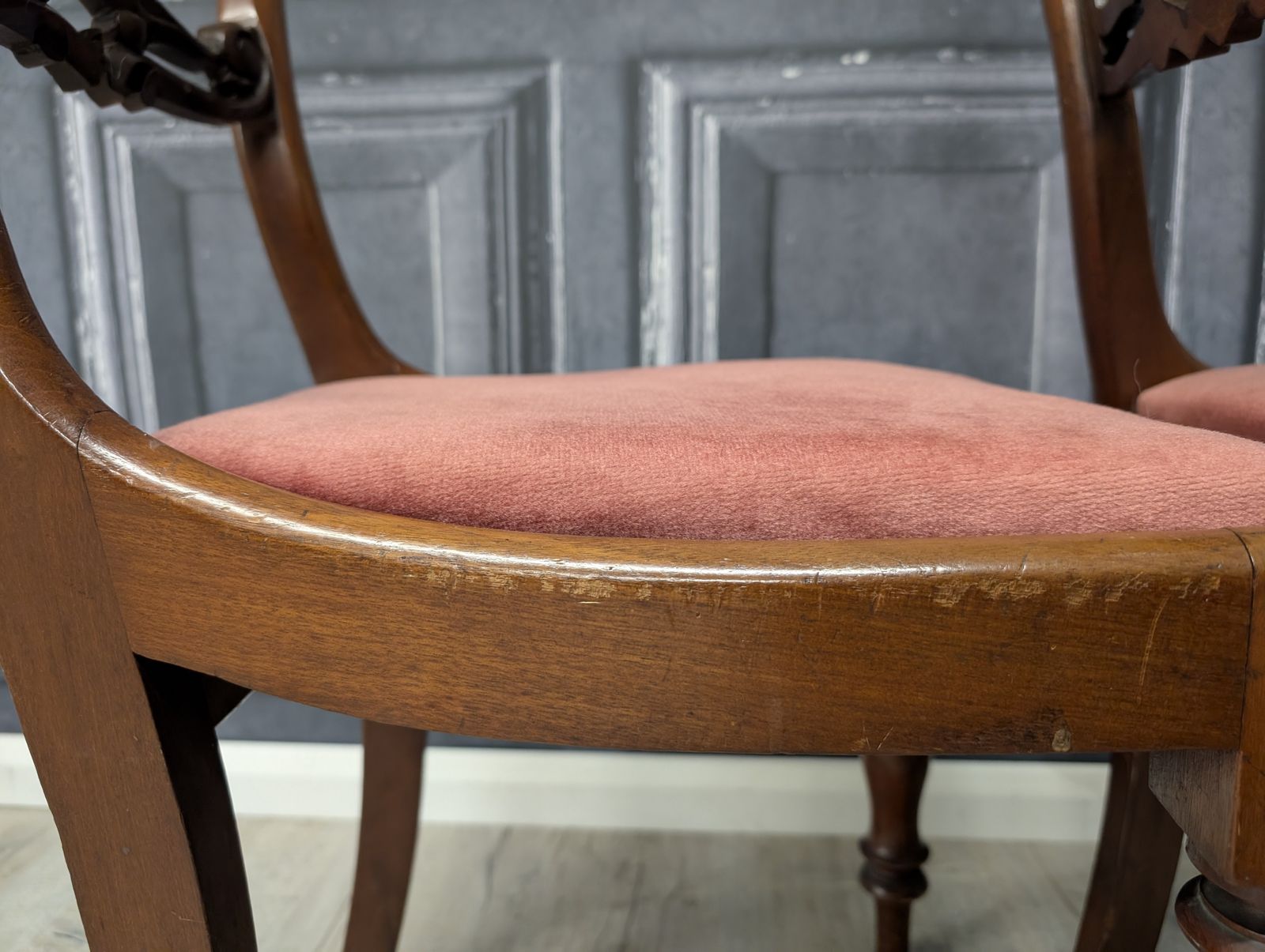photo vintage Pair Of Victorian Balloon Back Mahogany Dining Chairs With Carved Splat & Pink Upholstery, C.1870