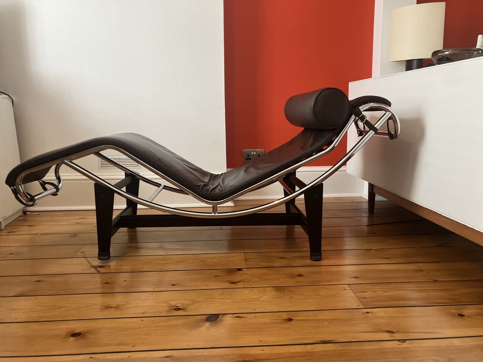 Le Corbusier Lc4 Chaise Longue Replica In Dark Brown Leather. photo buy