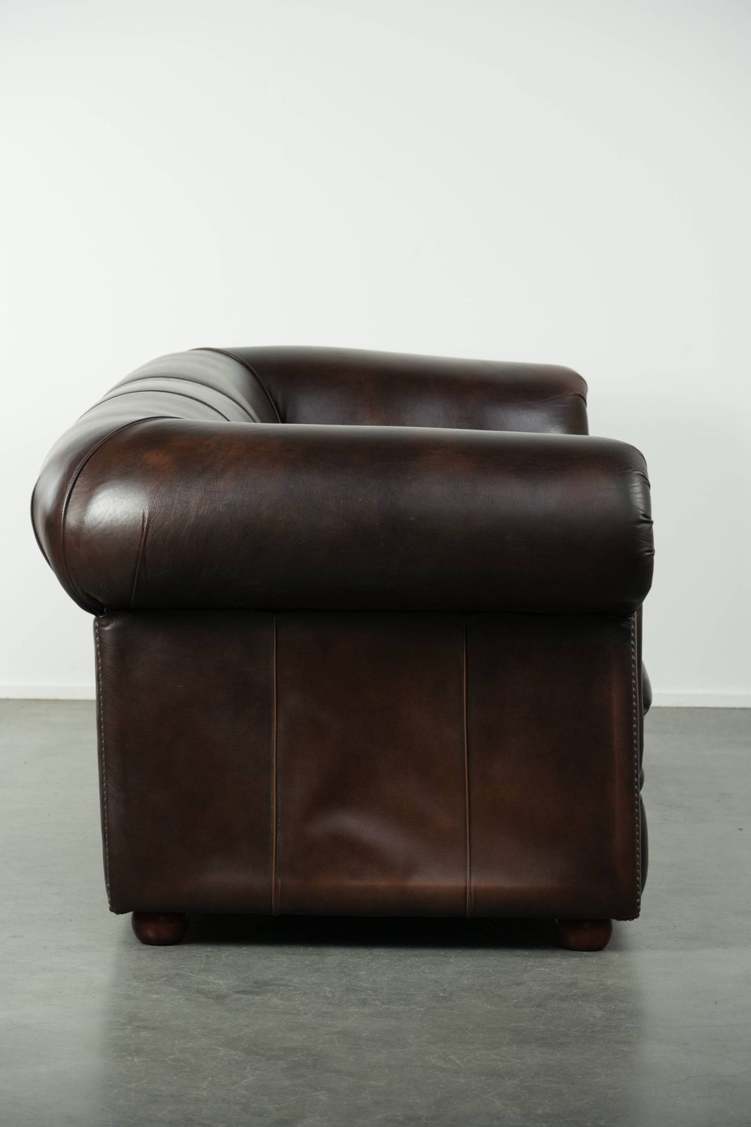 Luxurious Brown Smooth Cowhide Chesterfield Sofa With A Timeless English Look. photo furniture