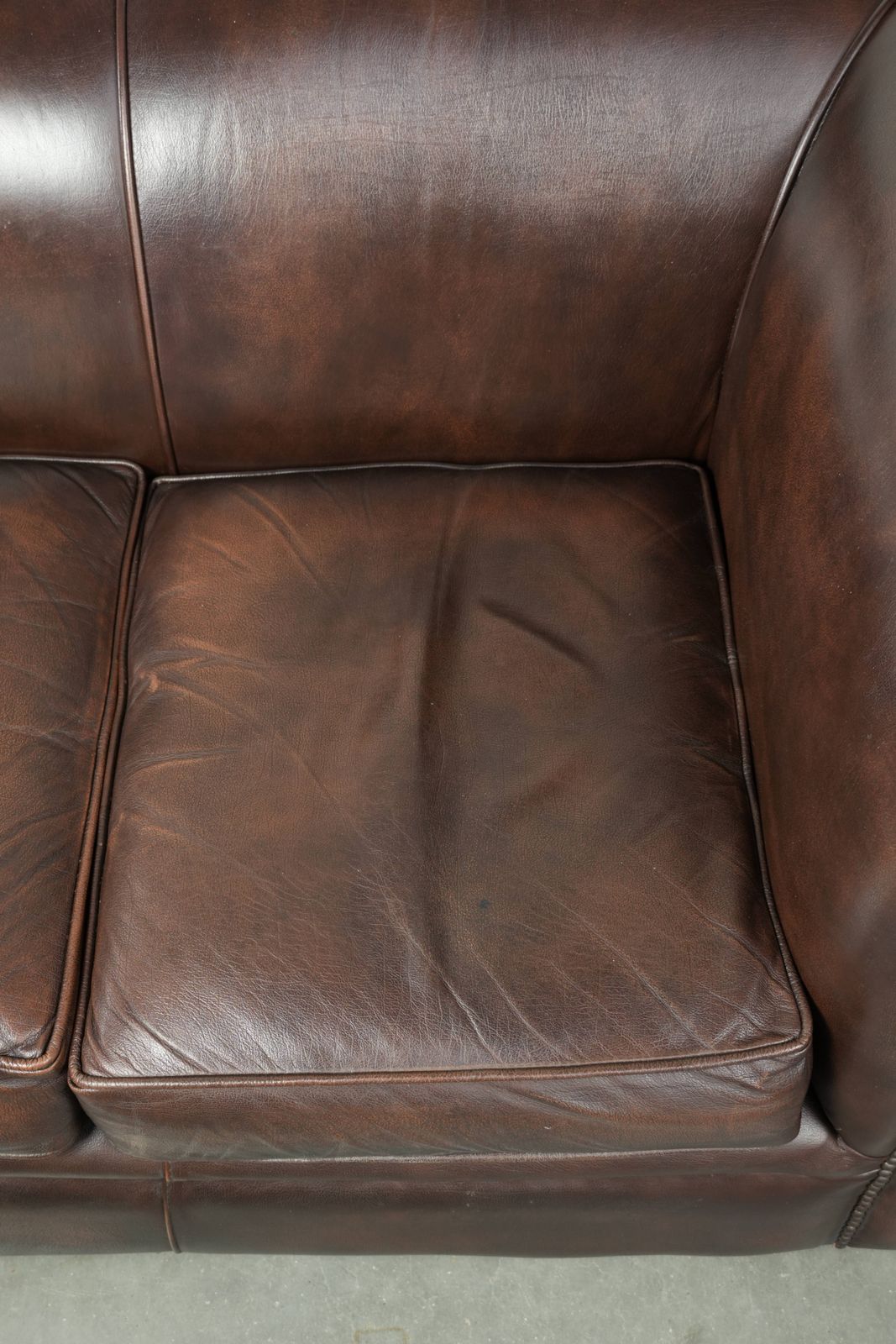 Luxueuze bruine gladde rundleren Chesterfield-bank met een tijdloze Engelse uitstraling. photo buy