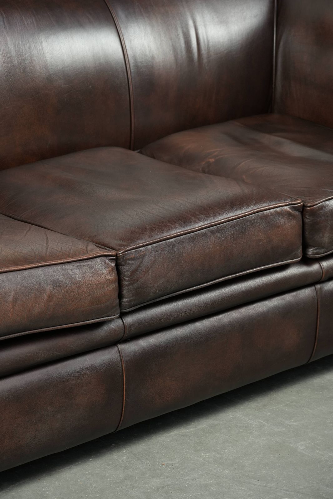 1330.0 Luxueuze bruine gladde rundleren Chesterfield-bank met een tijdloze Engelse uitstraling. photo