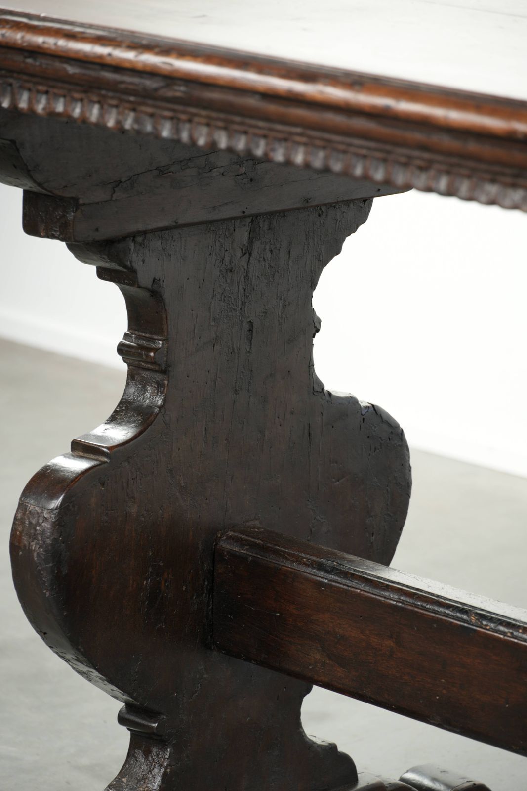 photo vinterior Bijzondere Italiaanse Eettafel Uit De 16e Eeuw, Gemaakt Van Walnotenhout.