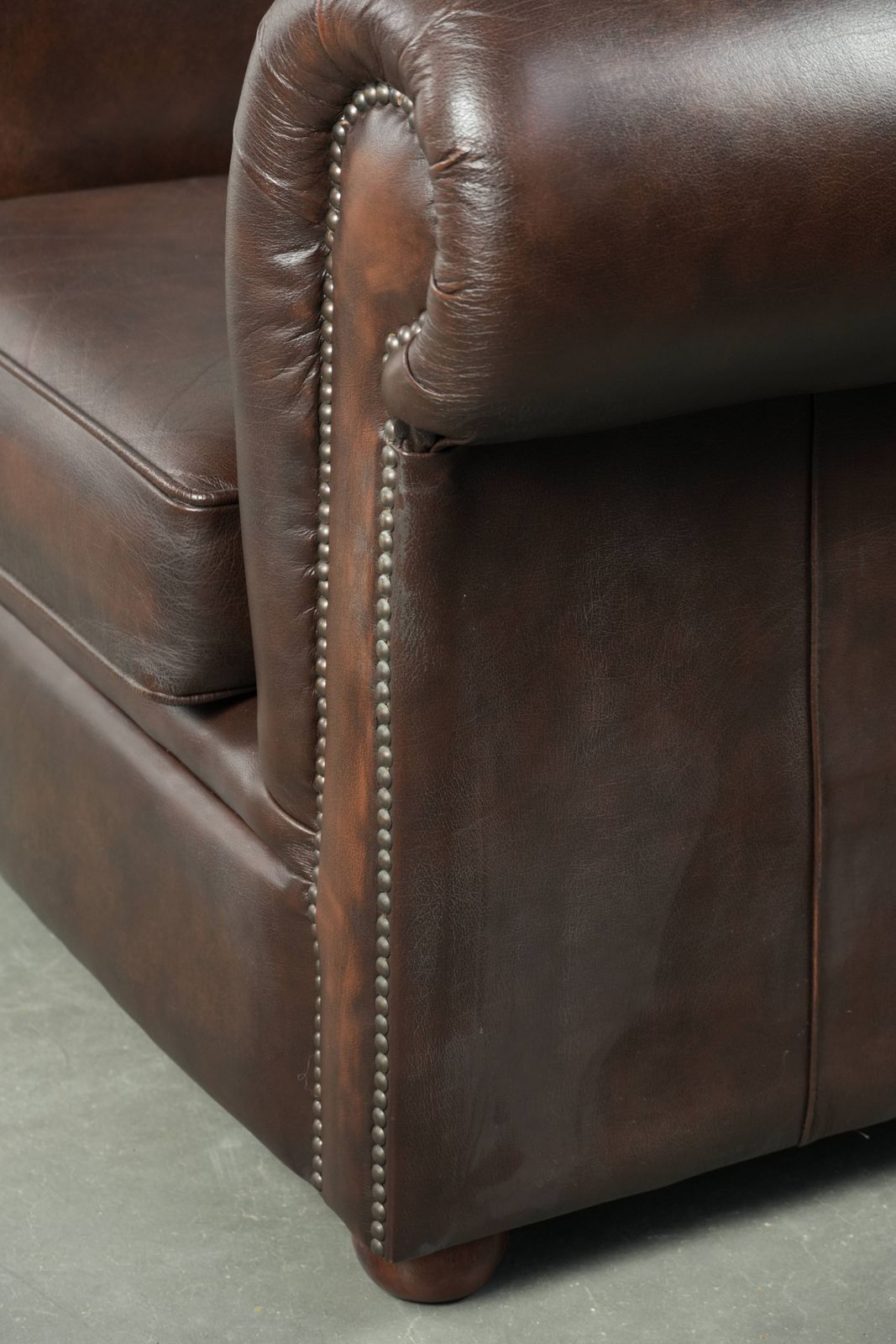 766.0 Luxurious Brown Cowhide Chesterfield Armchair With A Timeless English Look. photo