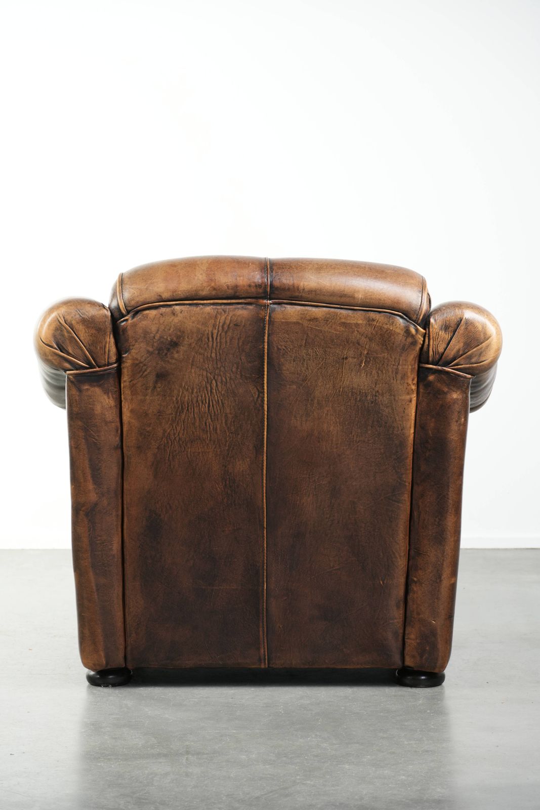 Fraai Vormgegeven en Comfortabele Schapenvacht Fauteuil met een Tijdloze Uitstraling en een Afwerking met Bijpassende Paspel. photo Meubels