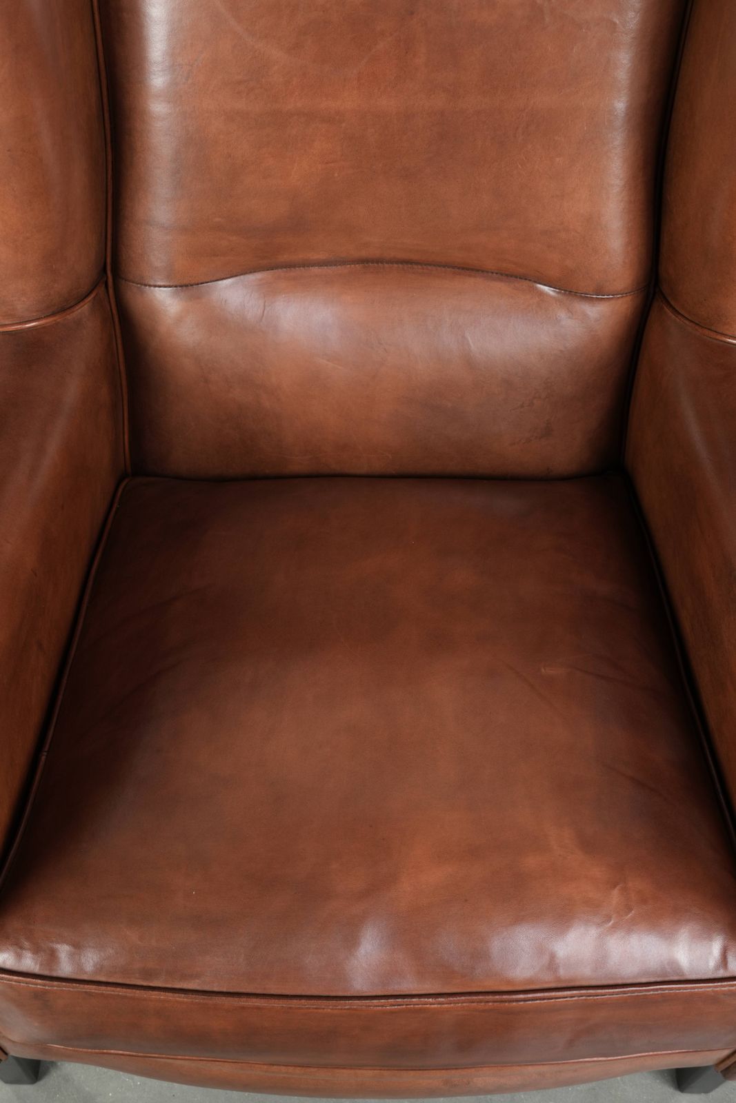 Large Sheepskin Wing Armchair In Like New Condition, In Timeless English Style, With Excellent Seating Comfort. photo vinterior