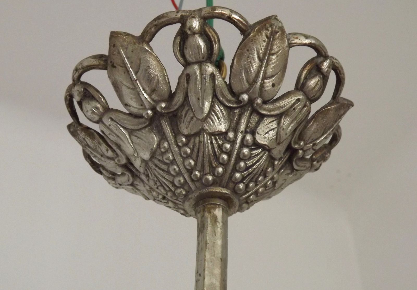 Franse art deco hanglamp met 3 lichtpunten – zilverkleurig metaal met grote kegelvormige kap en 3 zeshoekige glazen kappen photo buy