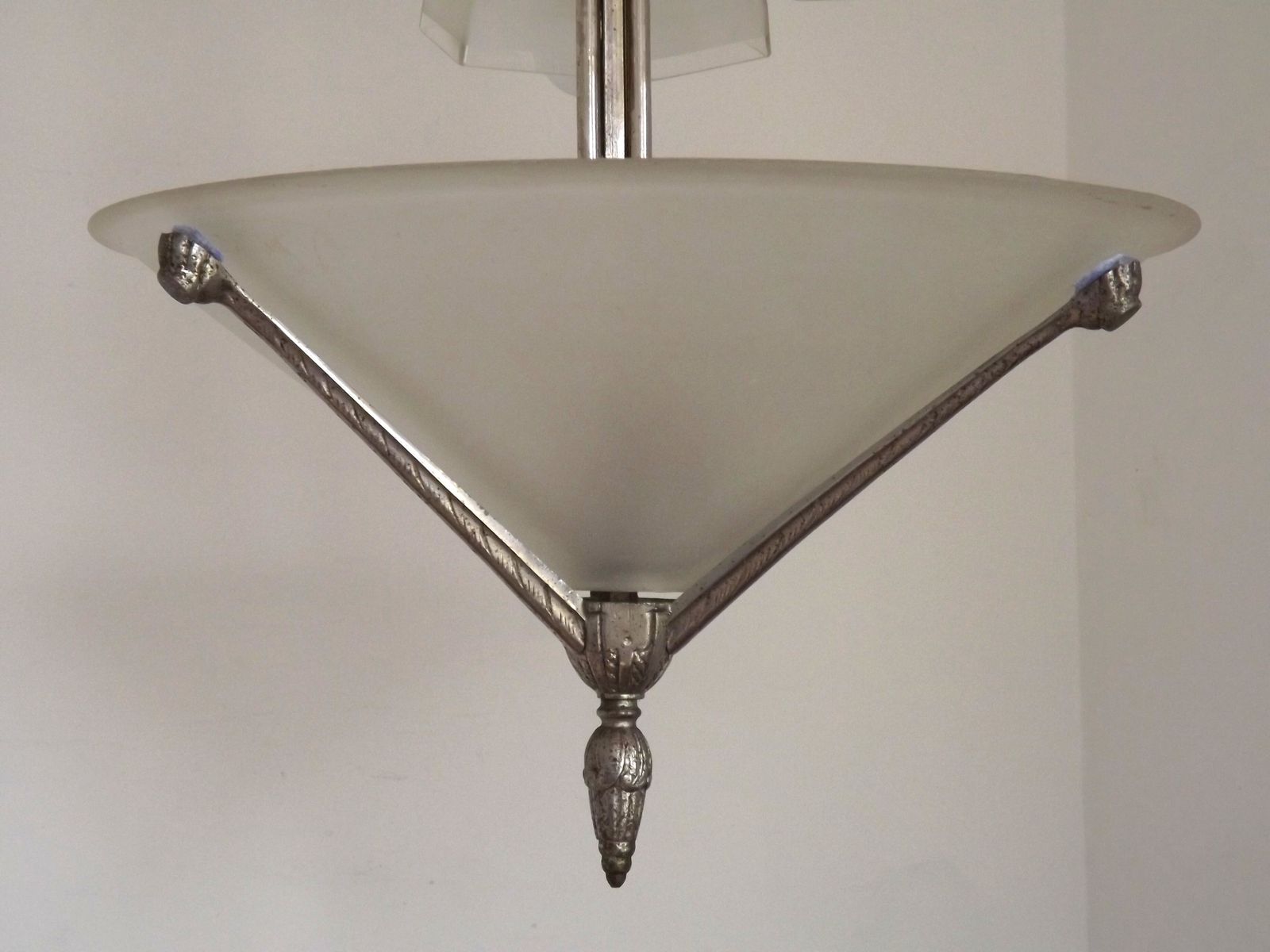 photo for sale Franse art deco hanglamp met 3 lichtpunten – zilverkleurig metaal met grote kegelvormige kap en 3 zeshoekige glazen kappen
