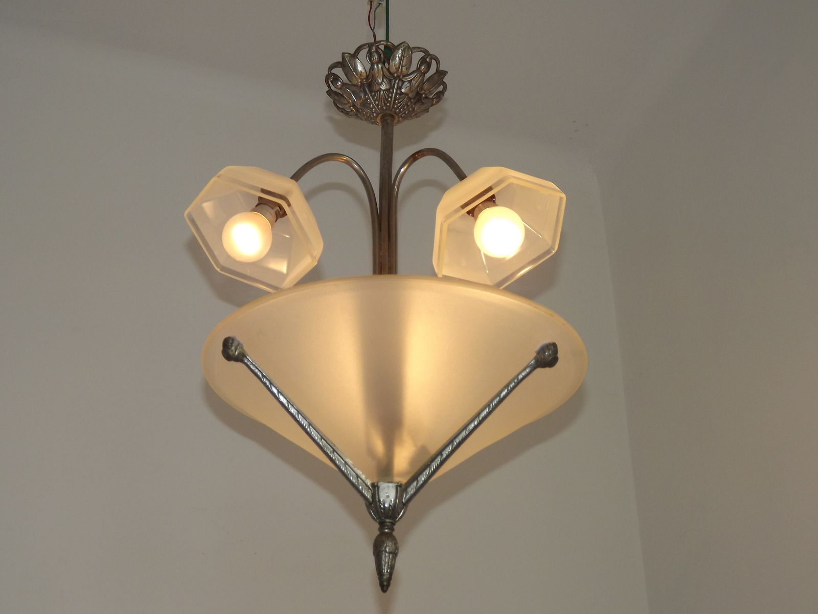 Franse art deco hanglamp met 3 lichtpunten – zilverkleurig metaal met grote kegelvormige kap en 3 zeshoekige glazen kappen photo Verlichting