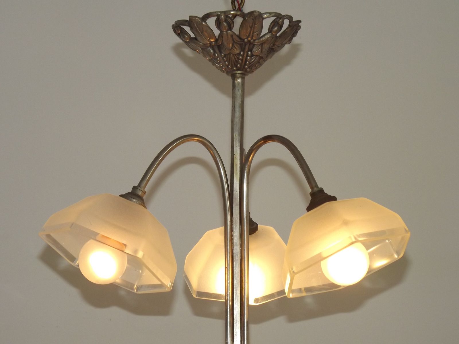 photo vintage Franse art deco hanglamp met 3 lichtpunten – zilverkleurig metaal met grote kegelvormige kap en 3 zeshoekige glazen kappen