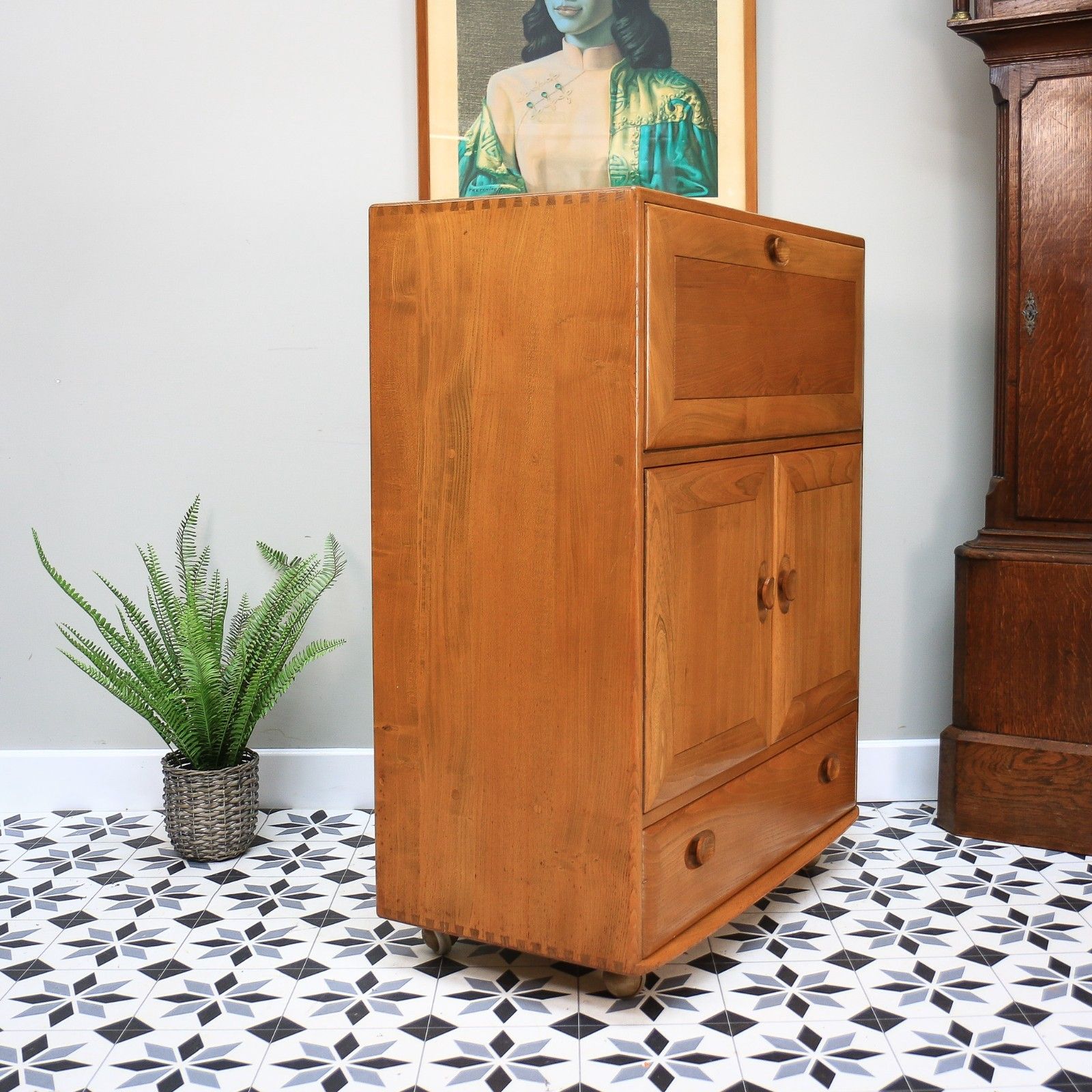 photo vintage Ercol Windsor Blonde Drinks Cocktail Cabinet Bureau In Elm Model 469