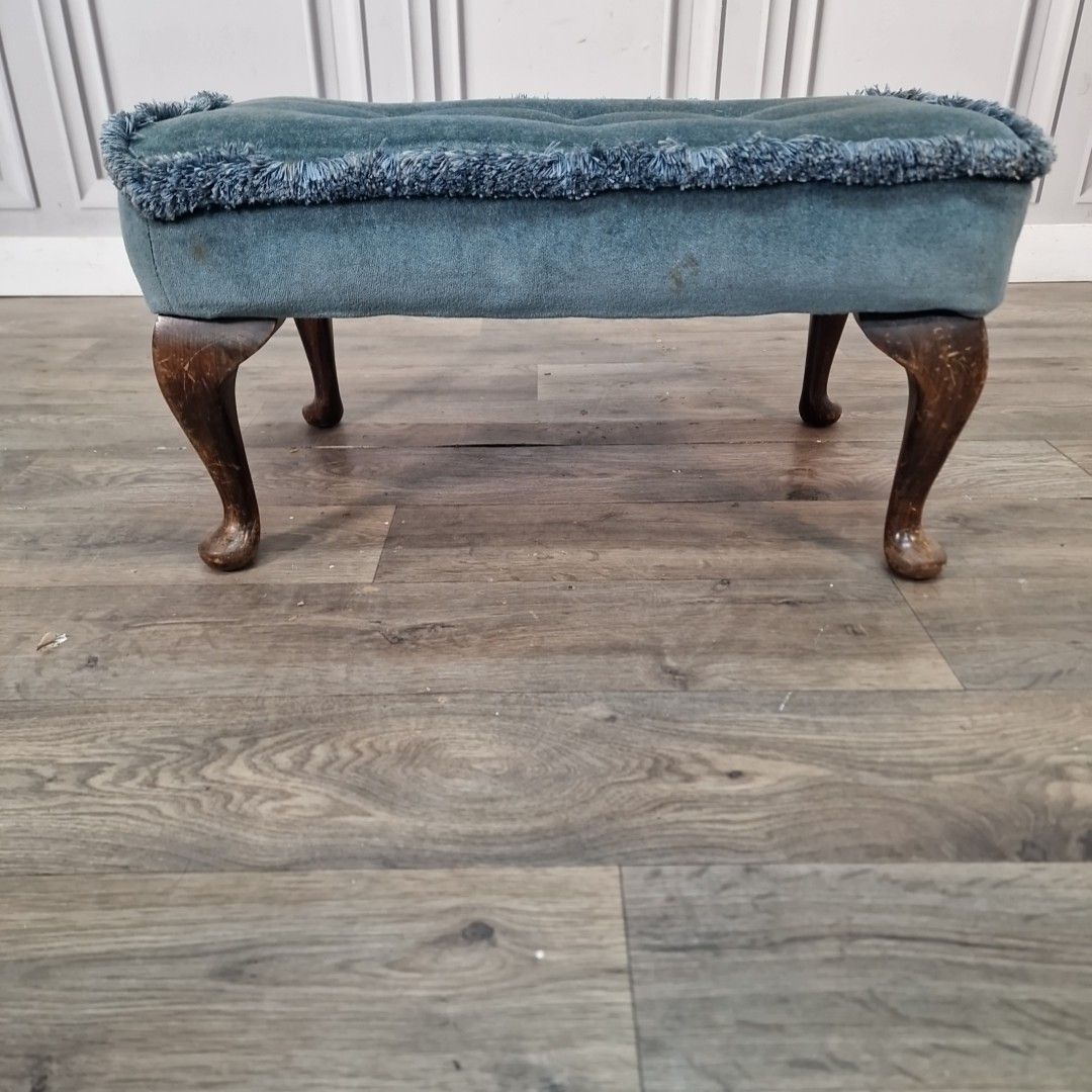 photo vintage Vintage Upholstered Foot Stool Blue Tufted Bench Queen Anne Style Footstool Rest