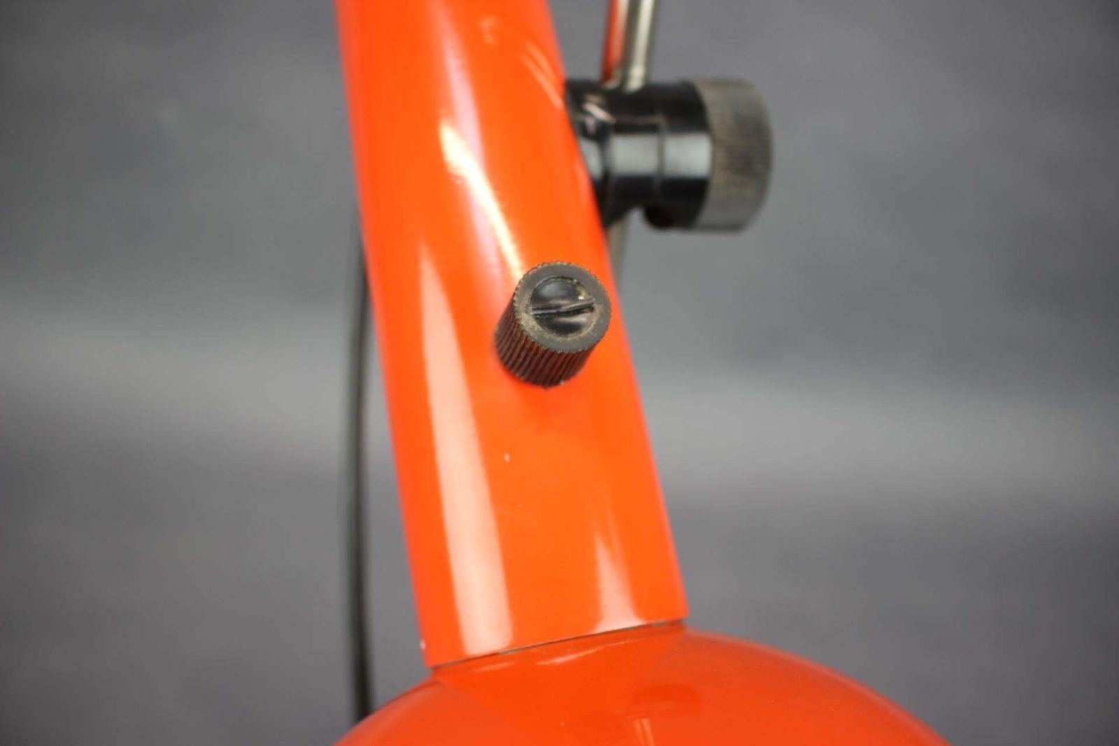 photo furniture Duitse verstelbare bureaulamp uit de jaren 1970, Bauhaus-stijl, oranje