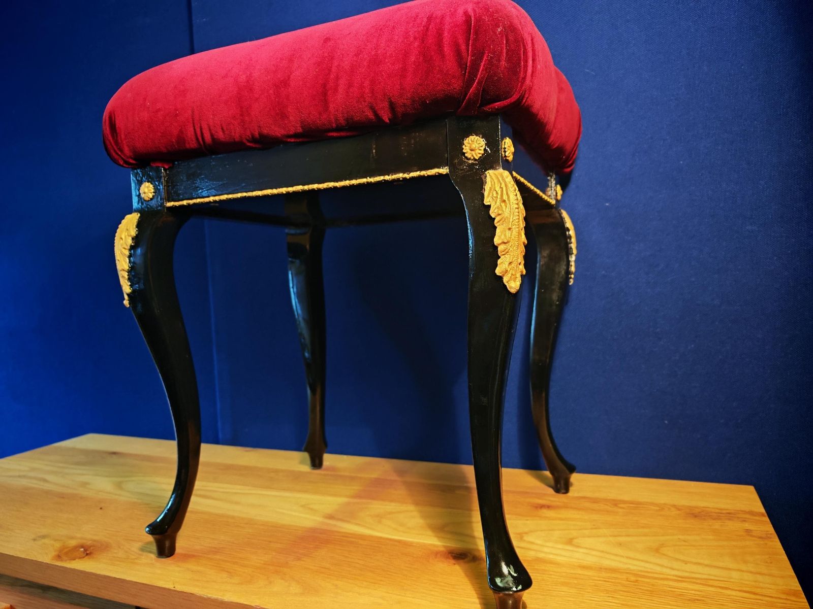 Tabouret de coiffeuse de style français vintage, remis en état - velours bordeaux, bois satiné noir et dorures Rococo - très bon état, 54 cm de hauteur photo for sale