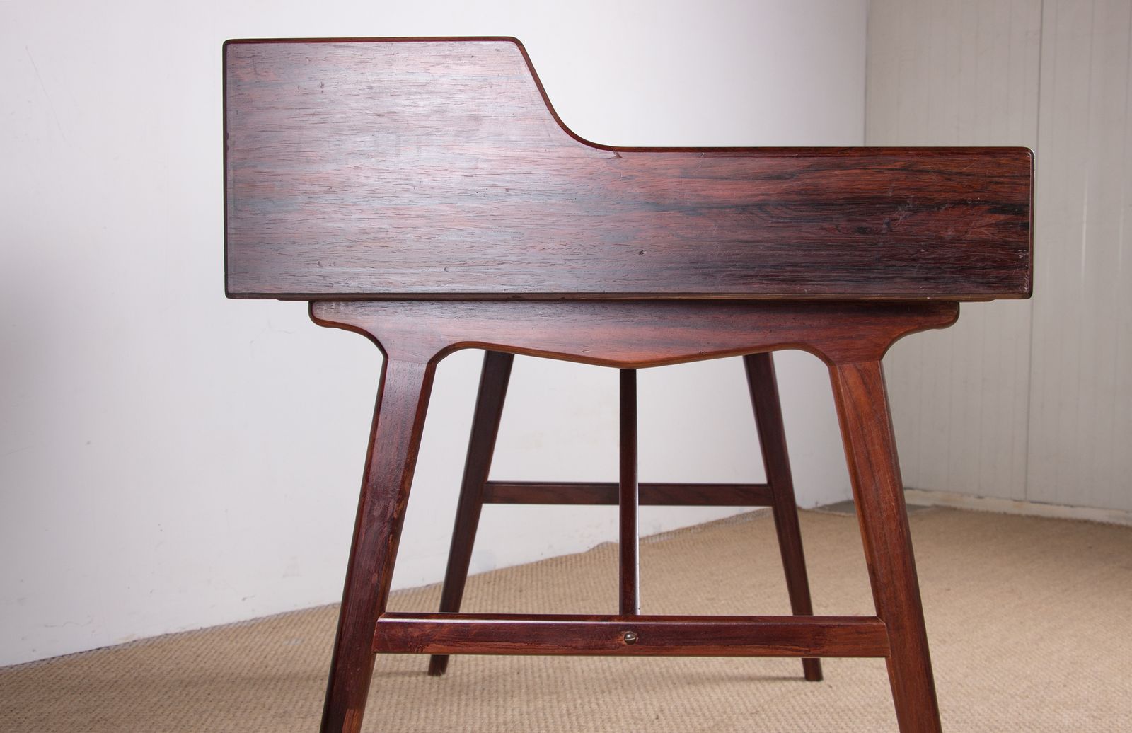 photo vinterior Danish Rosewood Desk, Model 56 By Arne Wahl Iversen For Vinde Mobelfabrik 1960.