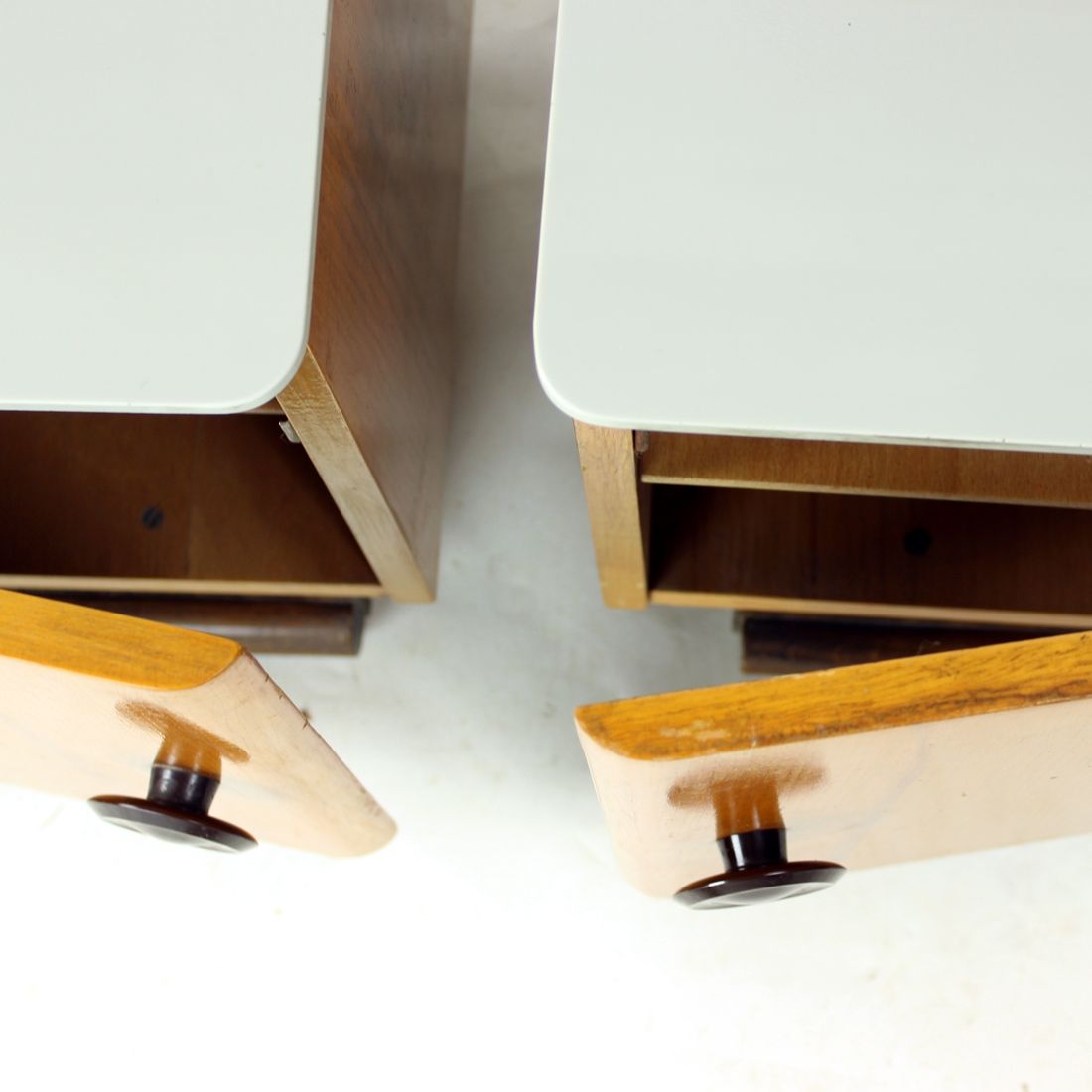 Paar Mid-Century nachtkastjes met grijs opalineglas, Tsjecho-Slowakije, ca. jaren 1950 photo furniture