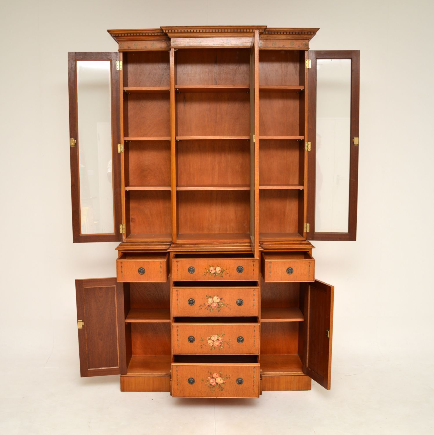 photo furniture Antique Georgian Style Painted Satinwood Bookcase