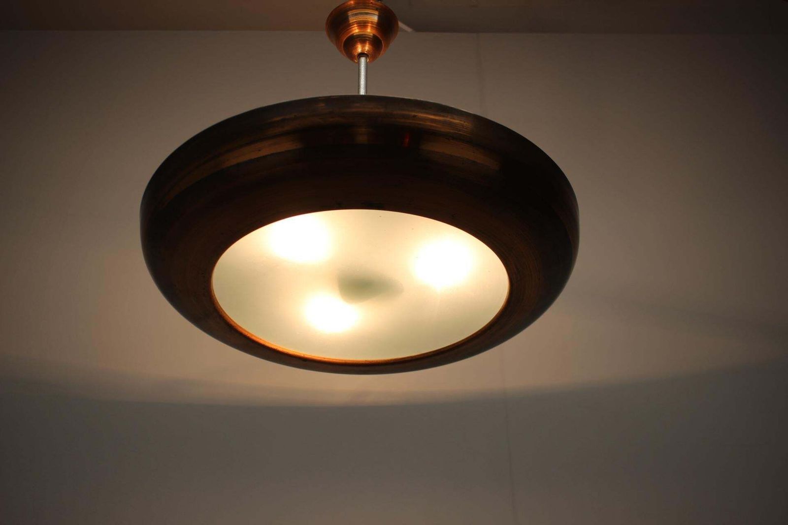628.0 Grote art deco koperen UFO-hanglamp, Tsjecho-Slowakije, jaren 1930 photo