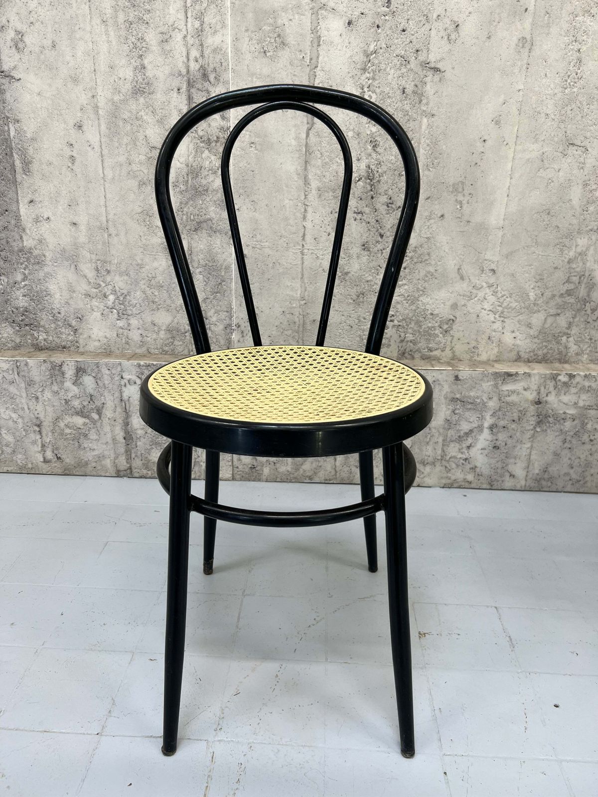 photo furniture Set Of 4 Black Round Back Black French Bistro Chairs