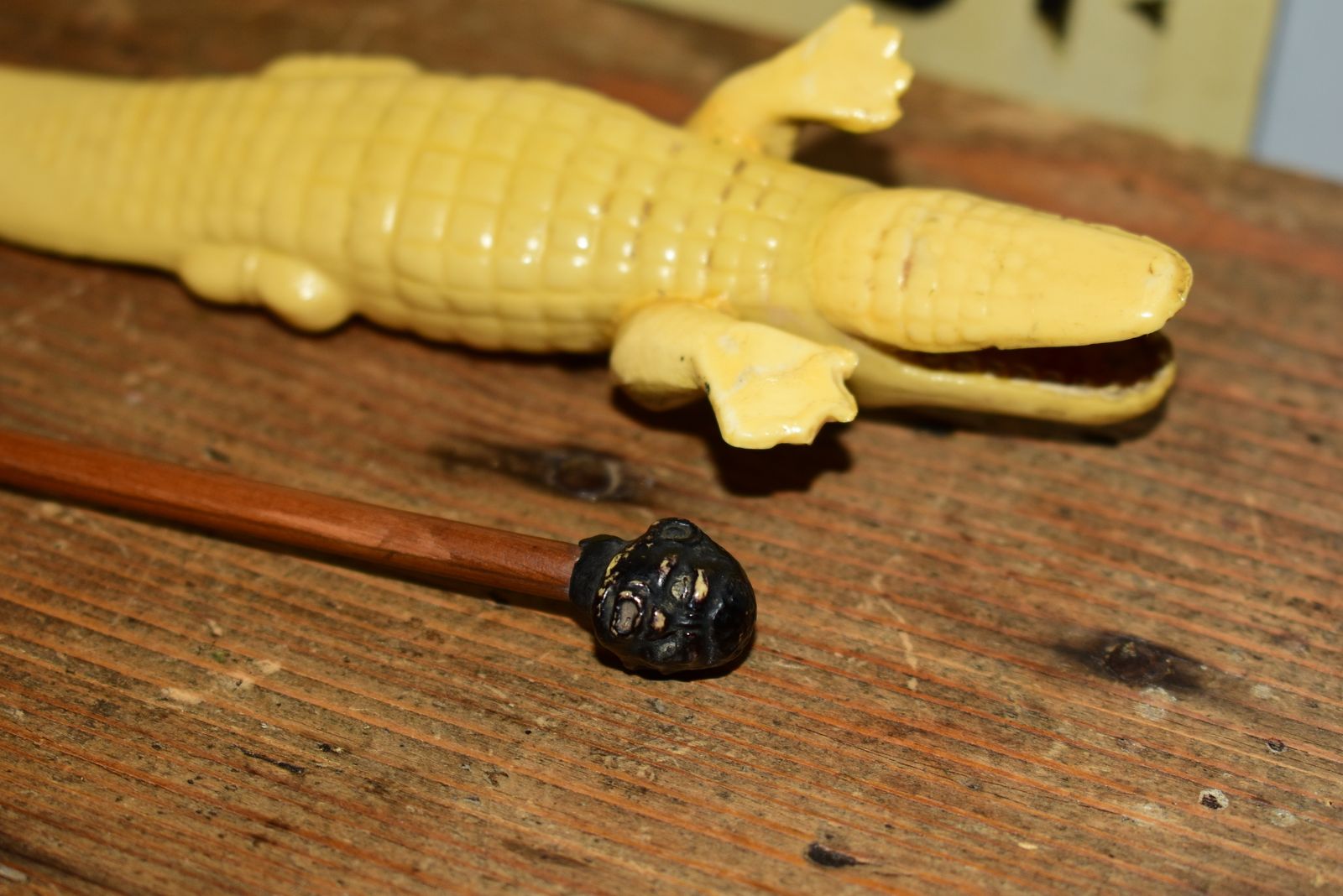 photo vintage Rare 1920s Celluloid Alligator Letter Opener & Pencil Holder Set