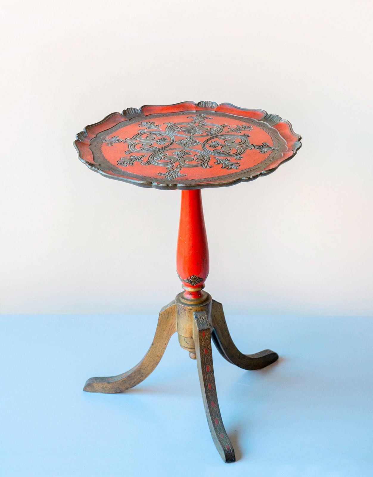Vintage Italian Florentine Pedestal Side Table – Round Gilt Wood Accent Table With Scalloped Edge photo 378.0